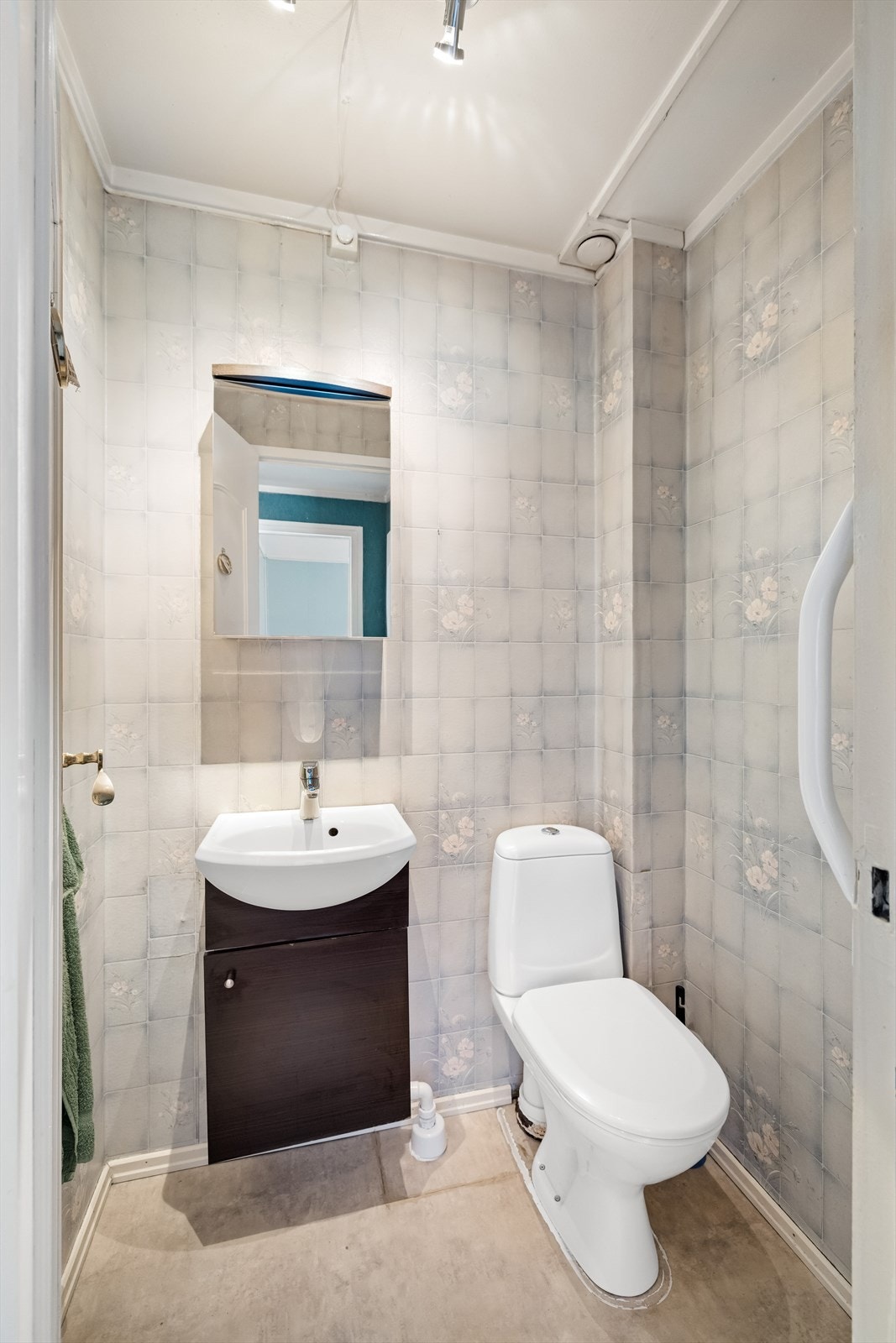 Separat toalettrom med vegghengt servantinnredning og gulvstående toalett. Galleribilde