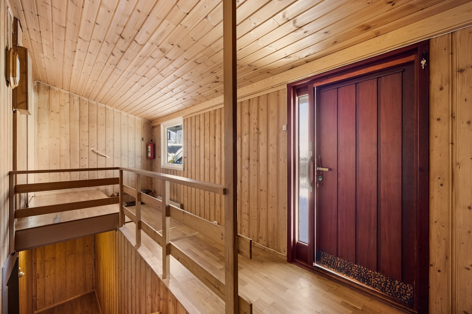 Velkommen inn. Entréen har panelkledde vegger og trapp til boligens øvrige etasjer. Galleribilde