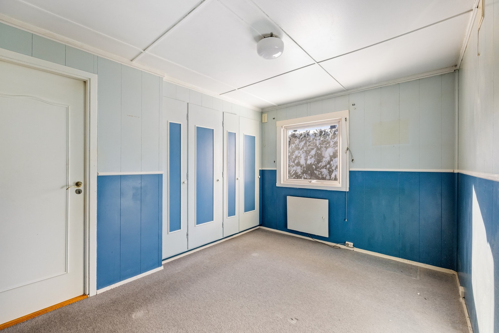 Soverom med plassbygde garderobeskap Galleribilde