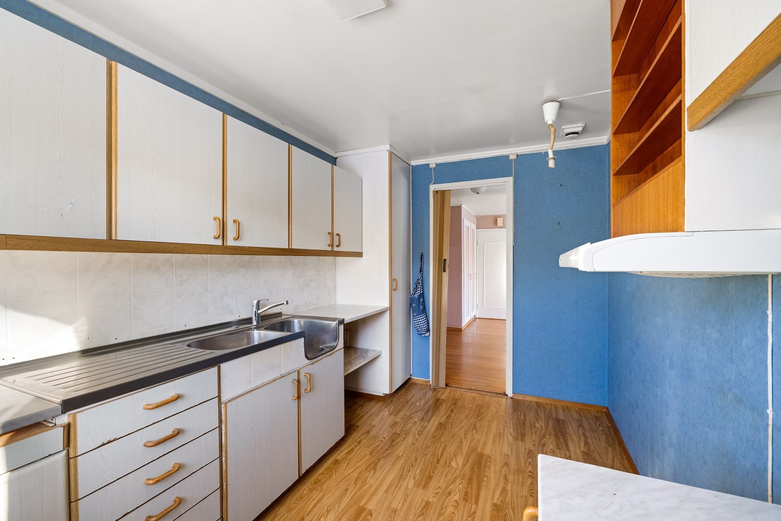 Rommet er utstyrt med oppvaskkum i stål og ventilator i overskap. Galleribilde