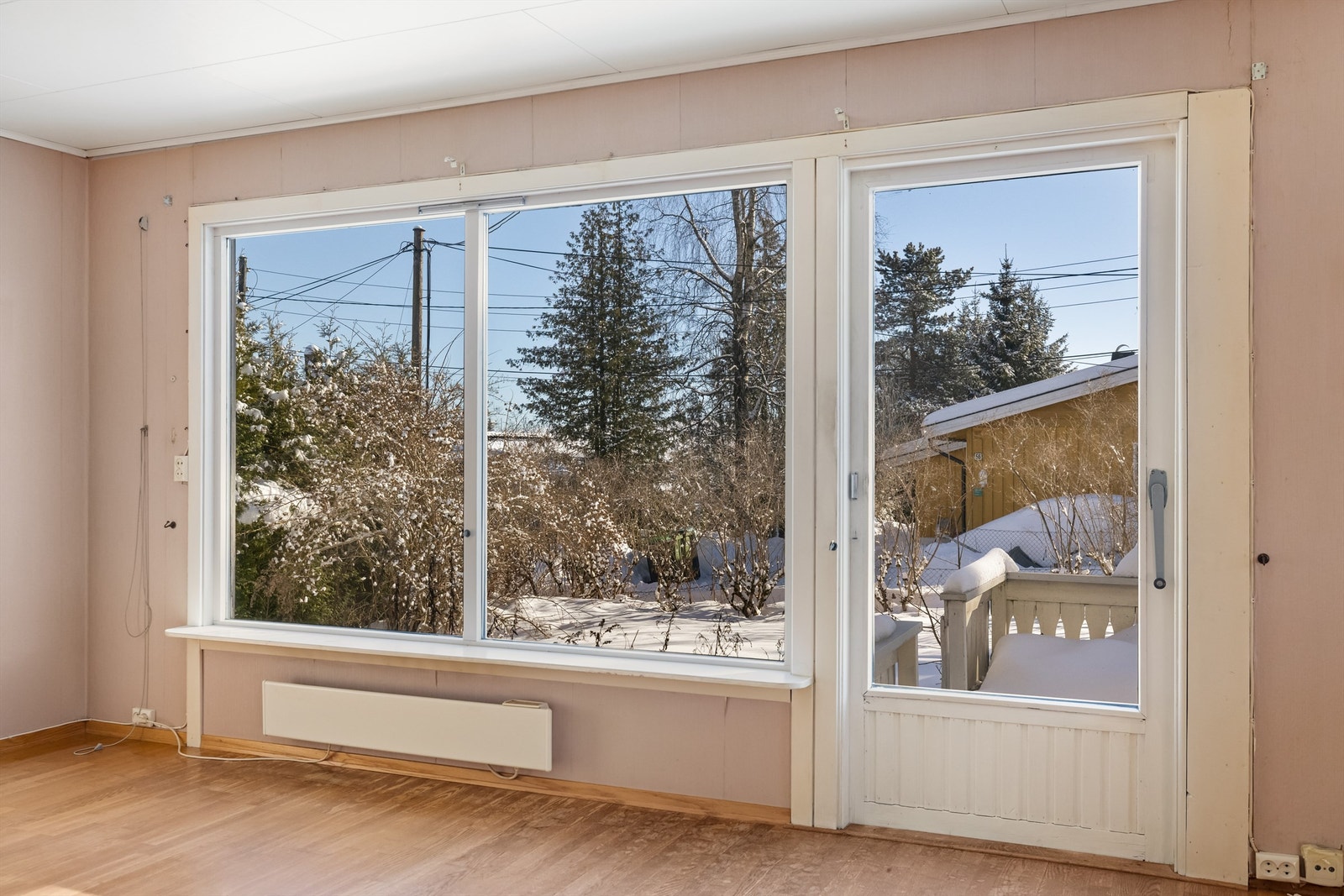 Store vindusflater gir godt med naturlig lys inn i stuen. Galleribilde