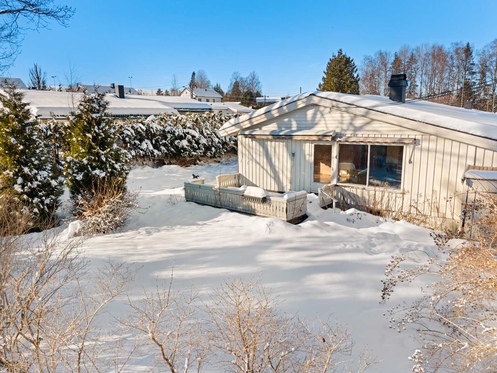 Enebolig fra 1975 med en tilnærmet flat tomt med plenarealer og diverse beplantning. Galleribilde