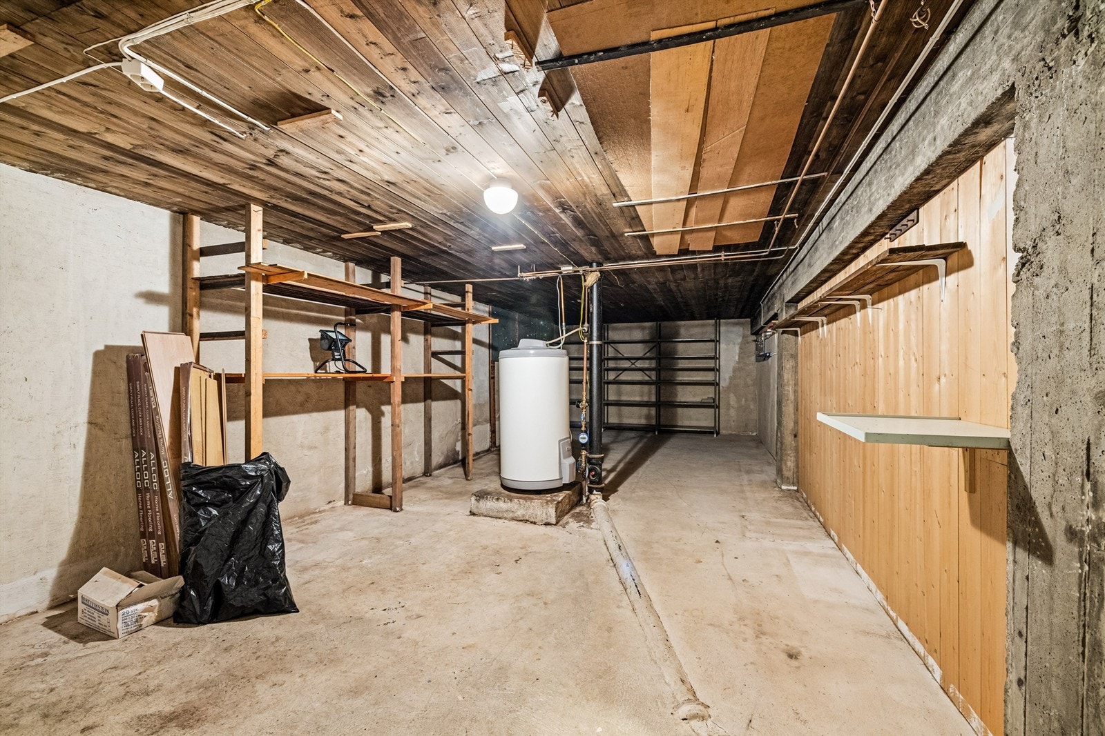 En av to boder i kjelleren, som gir rikelig med lagringsplass. Varmtvannsbereder fra 2017. Galleribilde