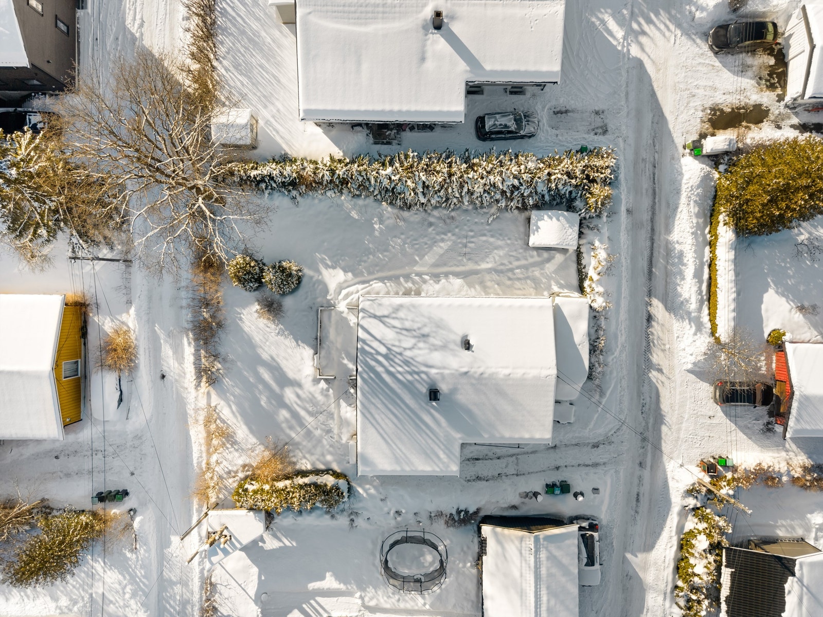 Tomten er opparbeidet og tilnærmet flat, noe som gir gode utemuligheter. Galleribilde