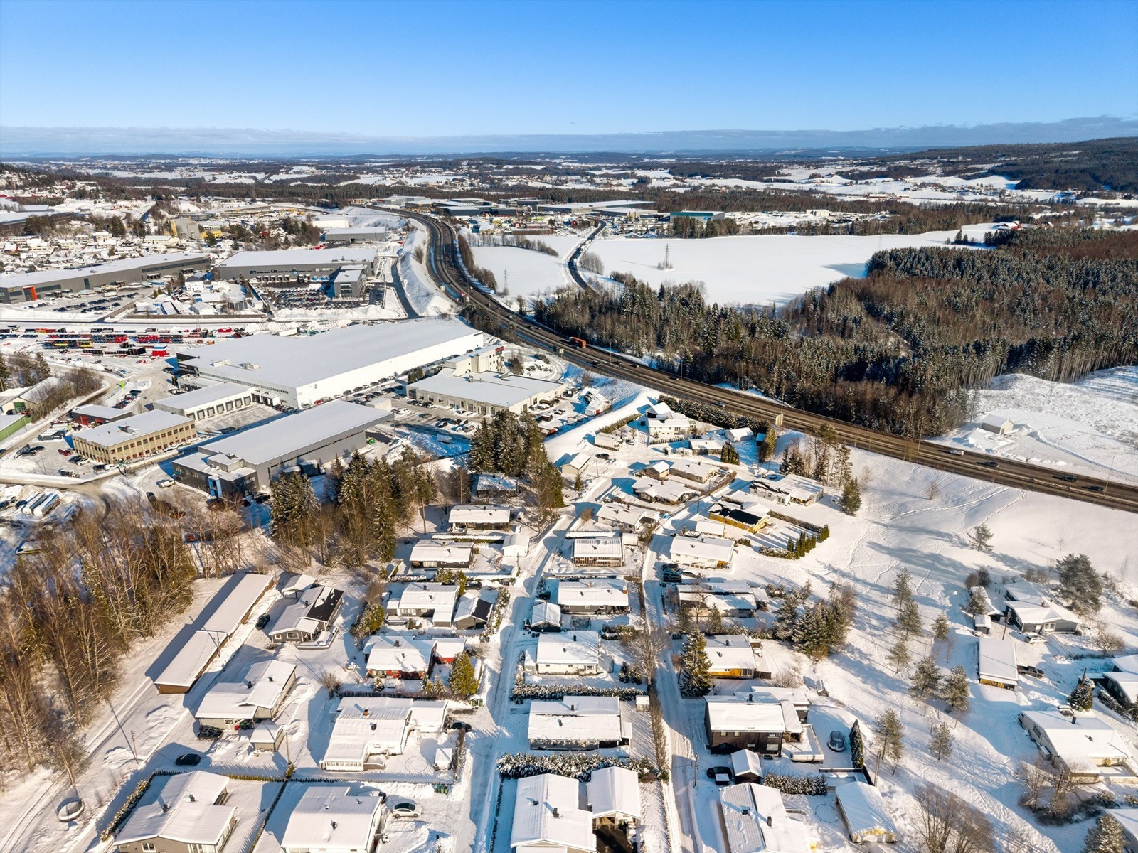 Med rask tilknytning til E6 tar det kun ca. 15 minutter til Oslo og 20 minutter til Gardermoen. Galleribilde