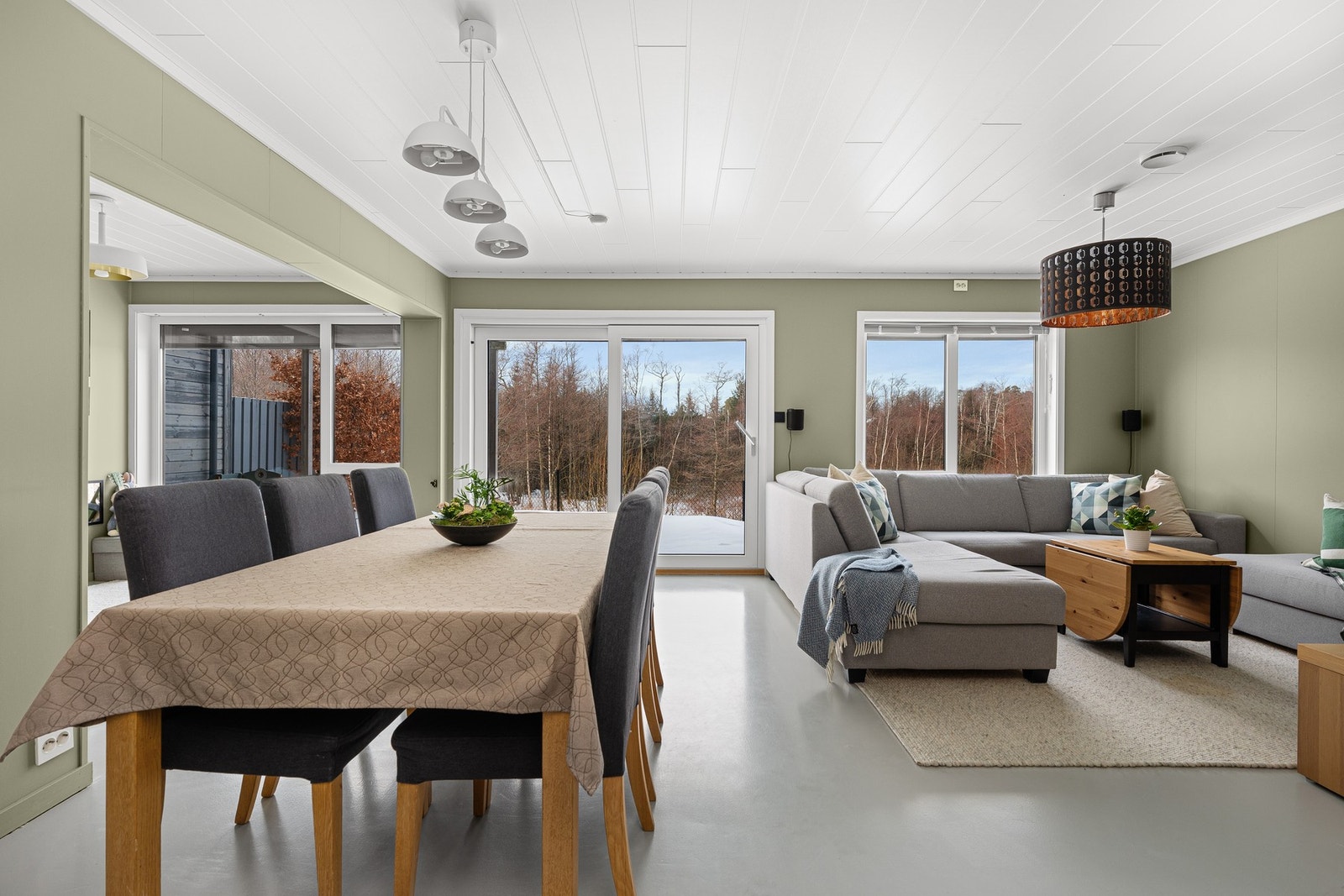 - Fin, romslig og lys stue | De store vindusflatene skaper godt og naturlig lysinnslipp - Galleribilde