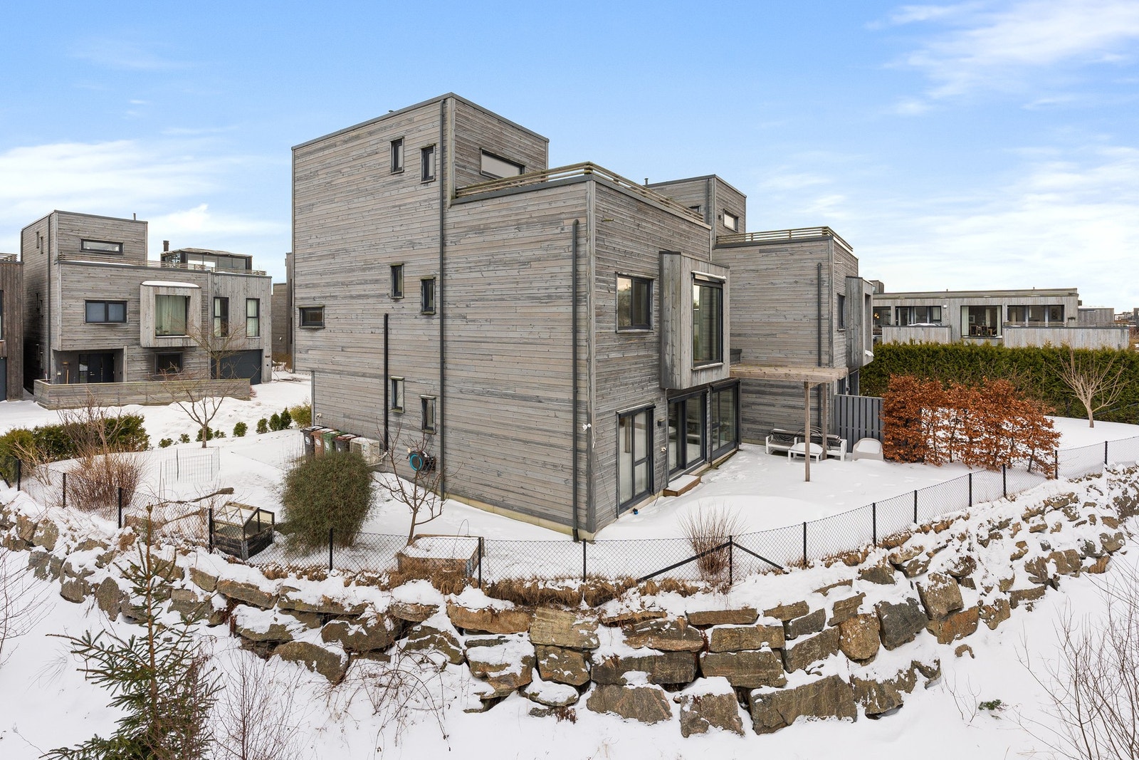 - Tomten er inngjerdet som gjør det meget barnevennlig - Galleribilde