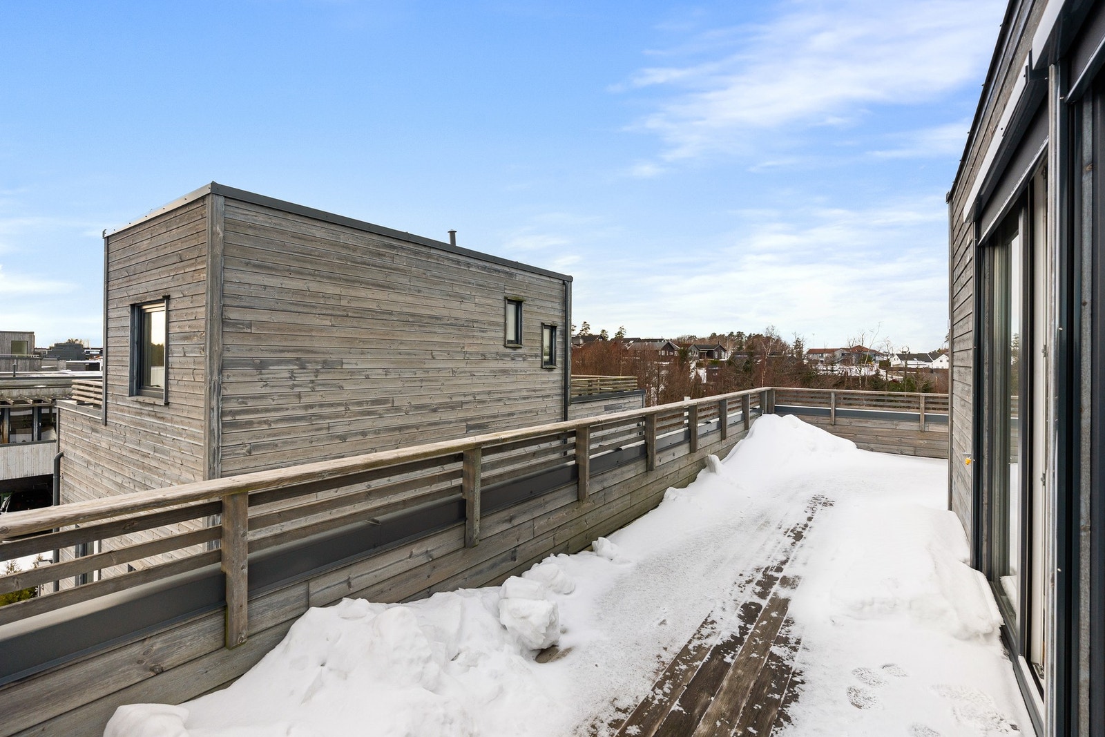 - Herlig terrasse som måler hele 33kvm | Her er det flotte og fine solforhold - Galleribilde