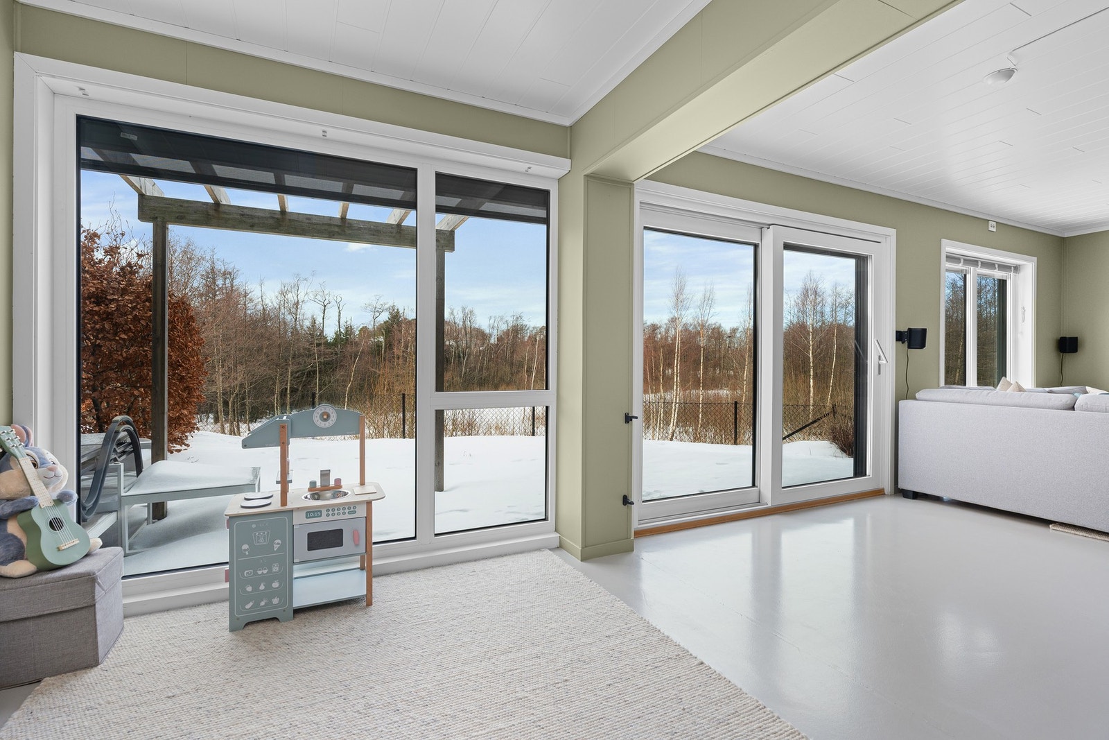 - De store vindusflatene gir fin utsikt utover | Det er også installert zip screens i 2025 som kommer godt med på de aller varmeste dagene - Galleribilde