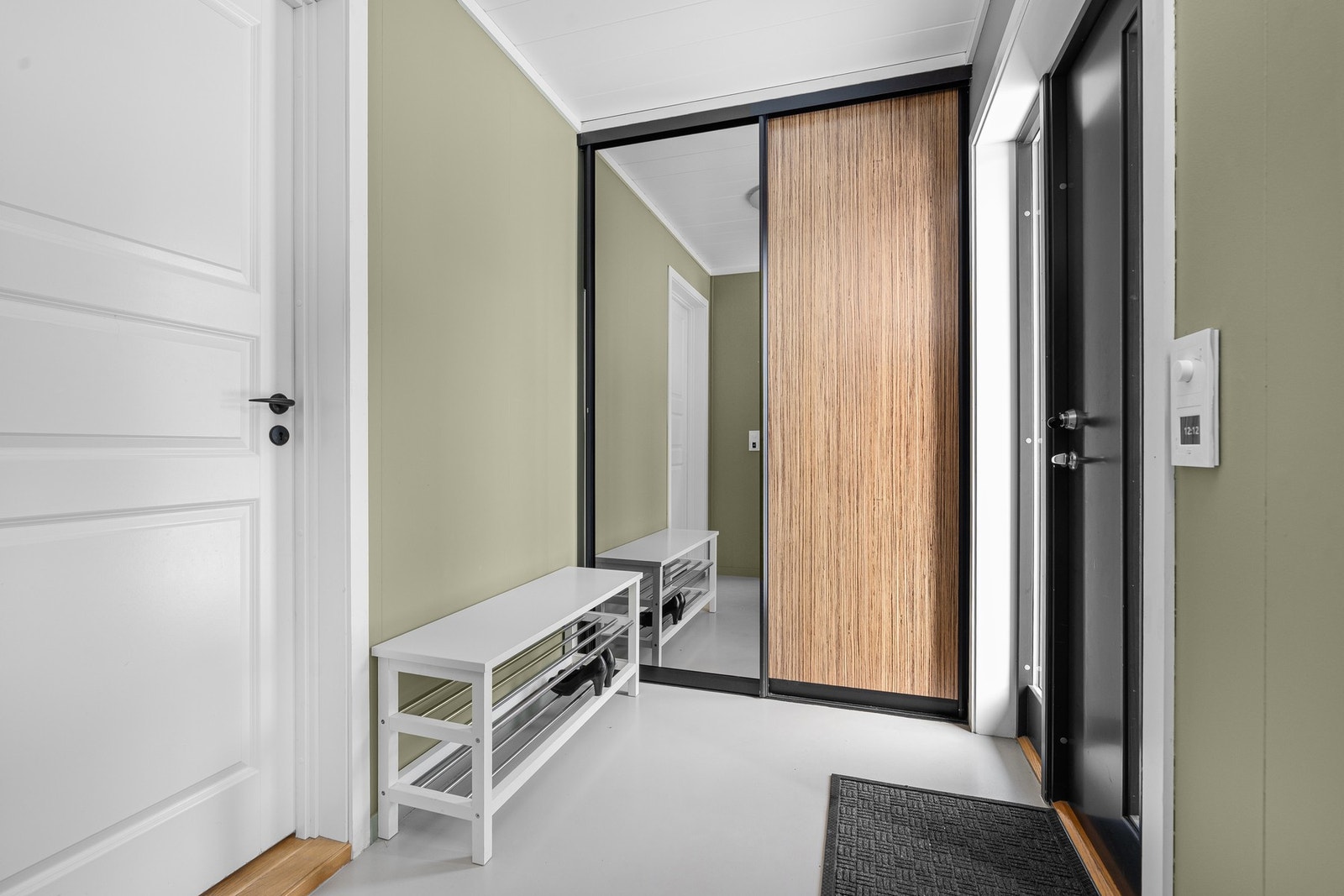 - Innbydende gang med varme i gulv og skyvedørsgarderobe oppgradert med Elfa innredning i 2025 - Galleribilde