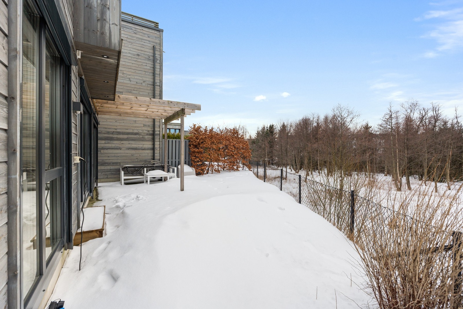 - Fra stuedelen er det direkte utgang til egen uteplass som er pent opparbeidet med støpt dekke og pergola - Galleribilde