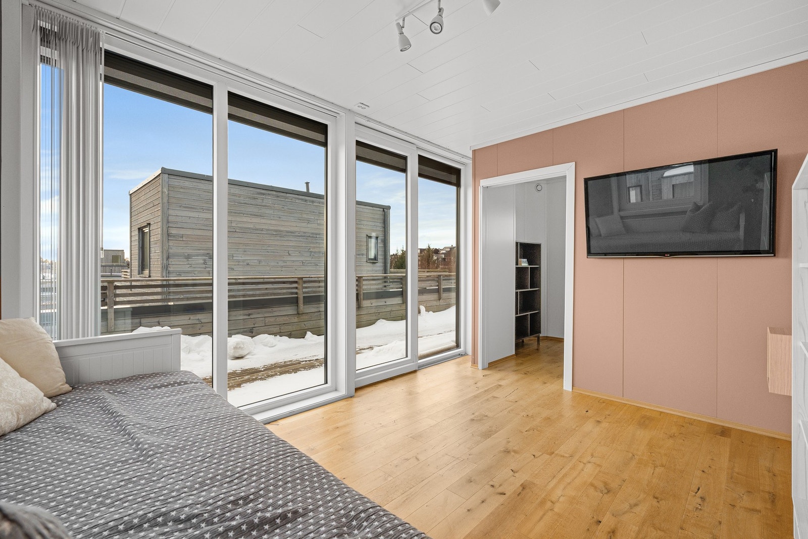 - Opp til øverste etasje finner vi en meget praktisk TV-stue | Helt ypperlig for både store og små - Galleribilde