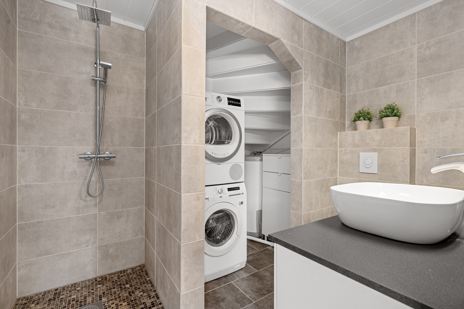 - Boligen har to bad i huset | Dette er plassert i første etasje - Galleribilde