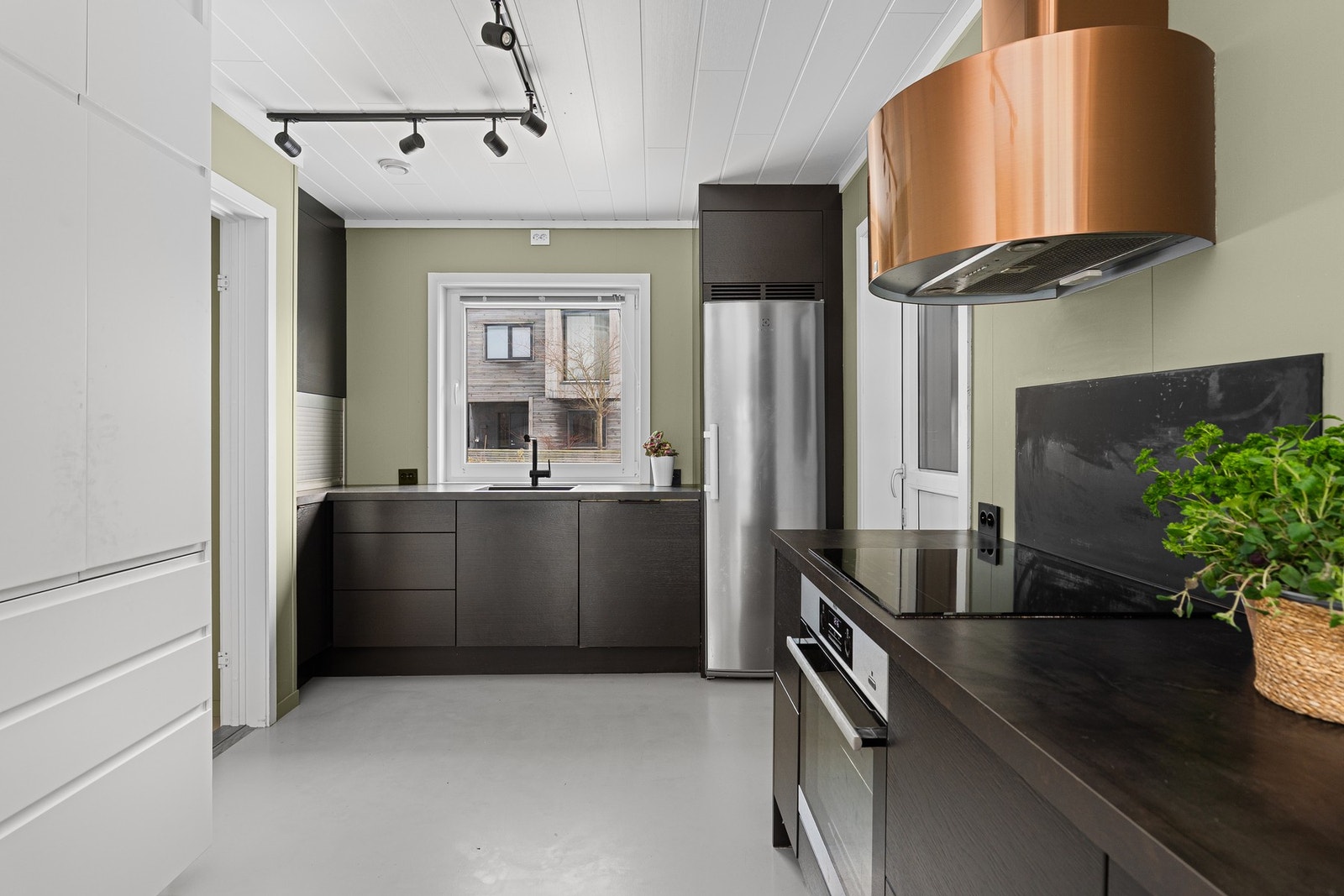 - Flott kjøkken med innredning fra Strai | Kjøkkenet ble oppgradert i 2021 - Galleribilde