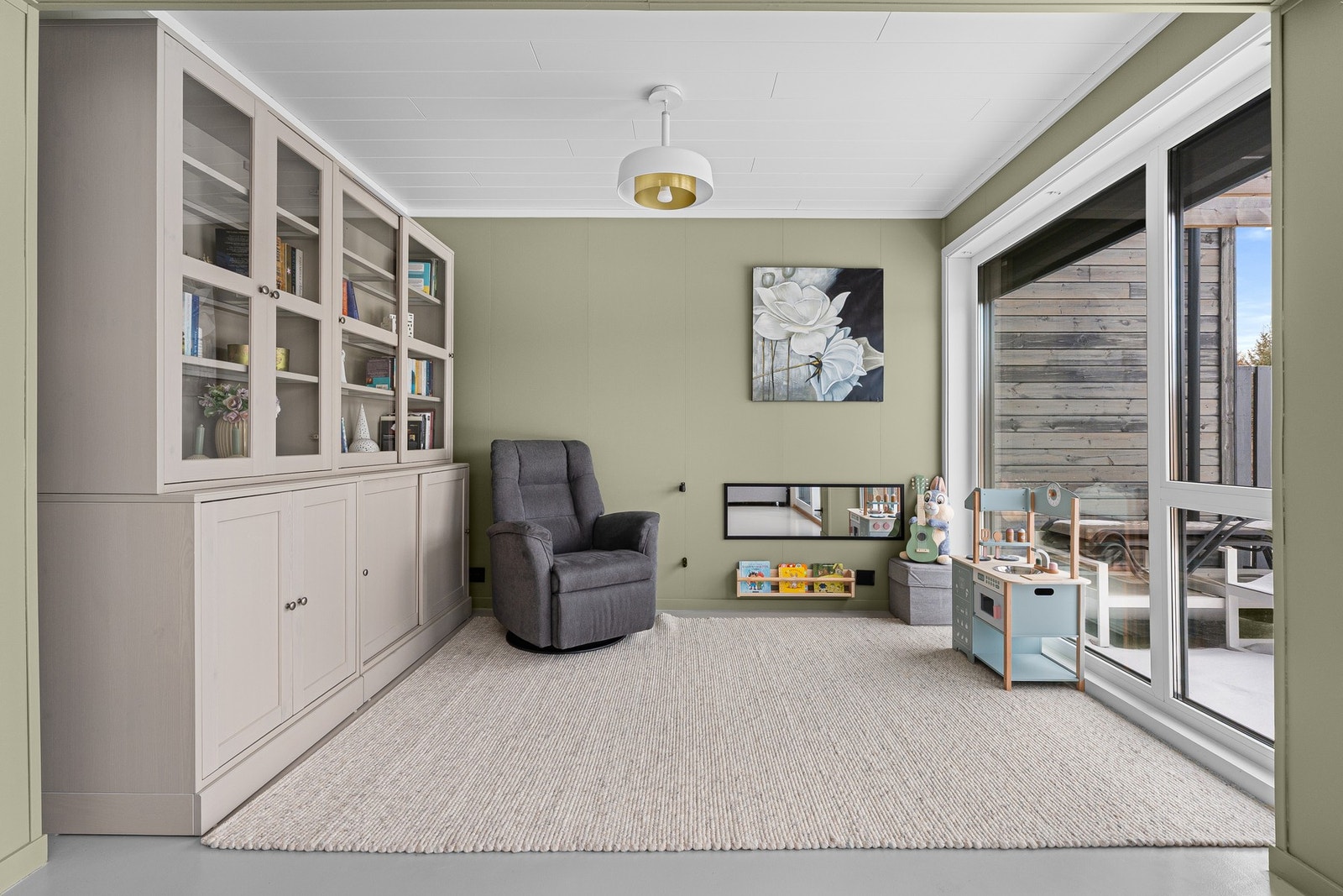 - Stuen er delt i flere soner, som gir gode innredningsmuligheter | Har man barn er denne delen ypperlig for en lekekrok - Galleribilde