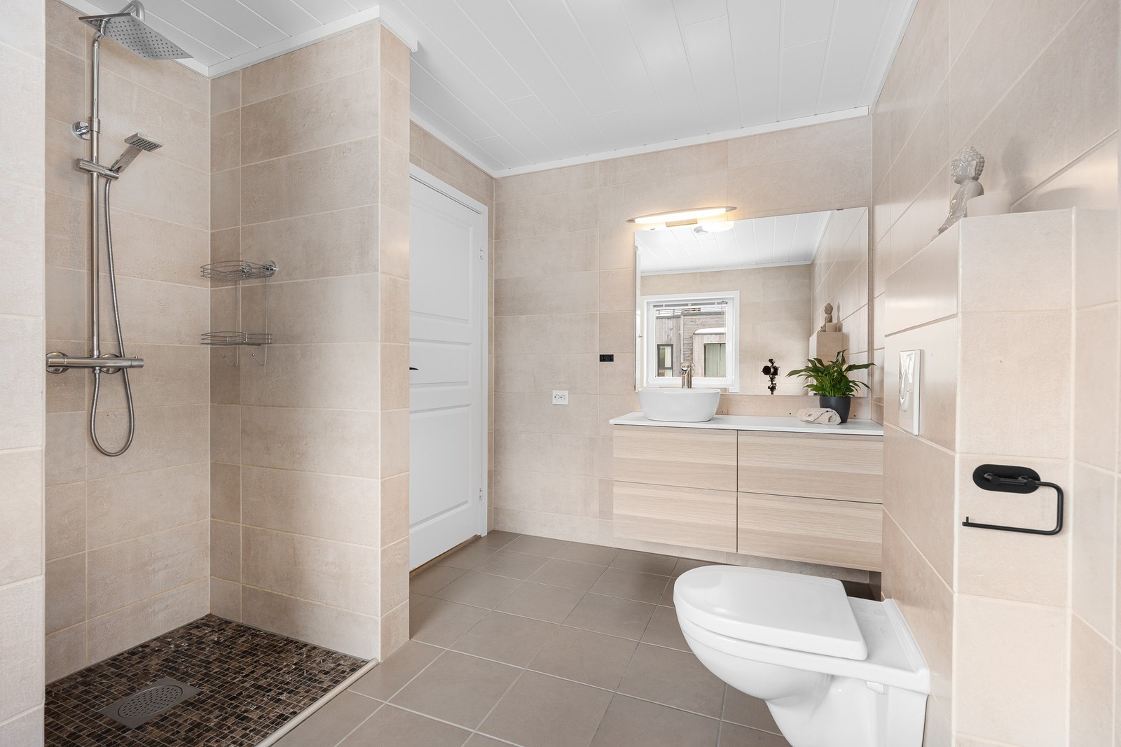 - Bad i samme etasje | Badet fremstår som romslig med egen dusjnisje og det ligger klart til å sette inn badekar om ønskelig - Galleribilde