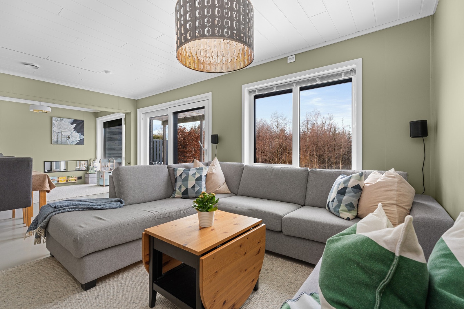 - Hyggelig sofa/TV-krok | God plass til sofagruppe og tilhørende møbler - Galleribilde