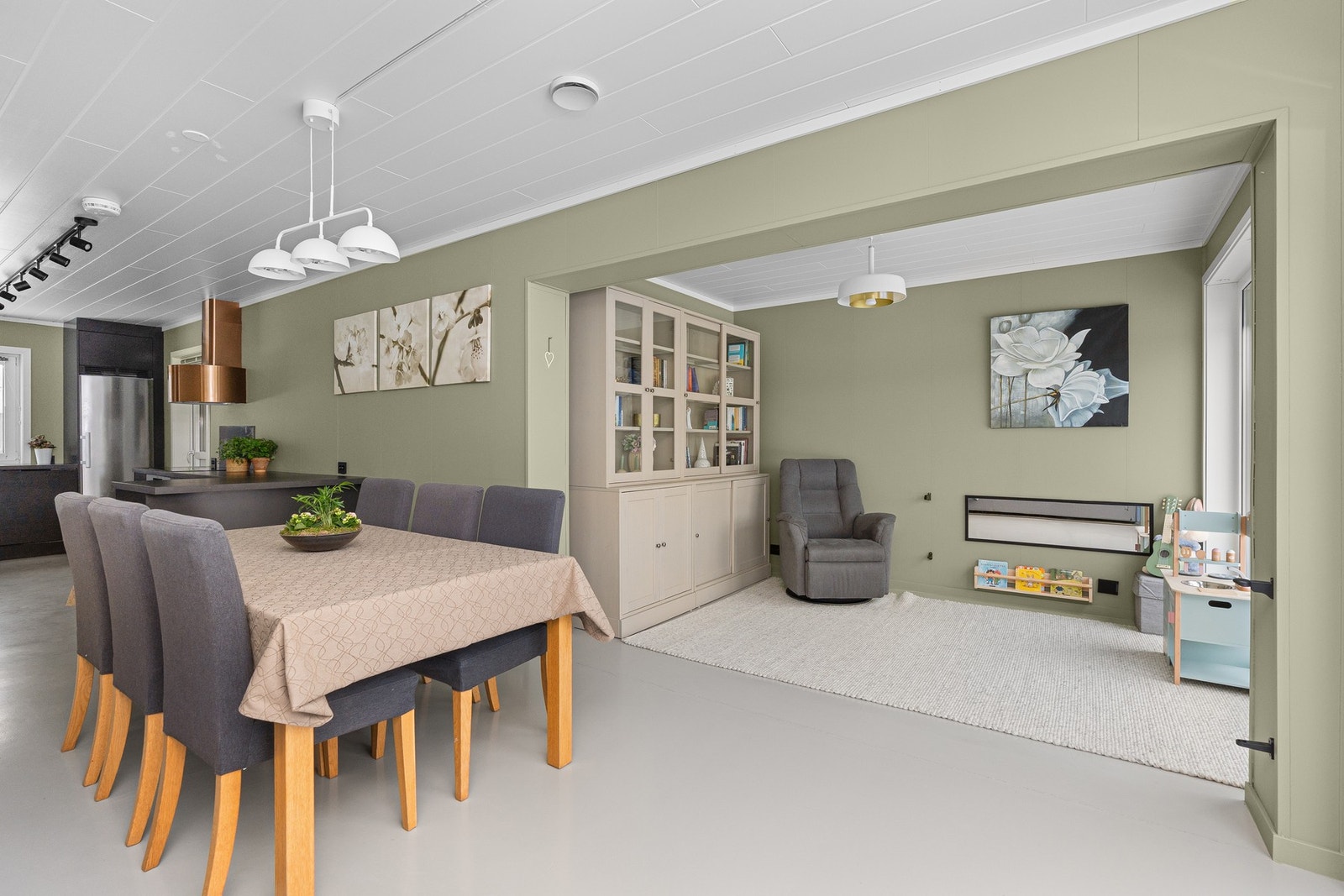 - God plass til spisebord | Nærme kjøkken, som også gjør det praktisk for servering - Galleribilde