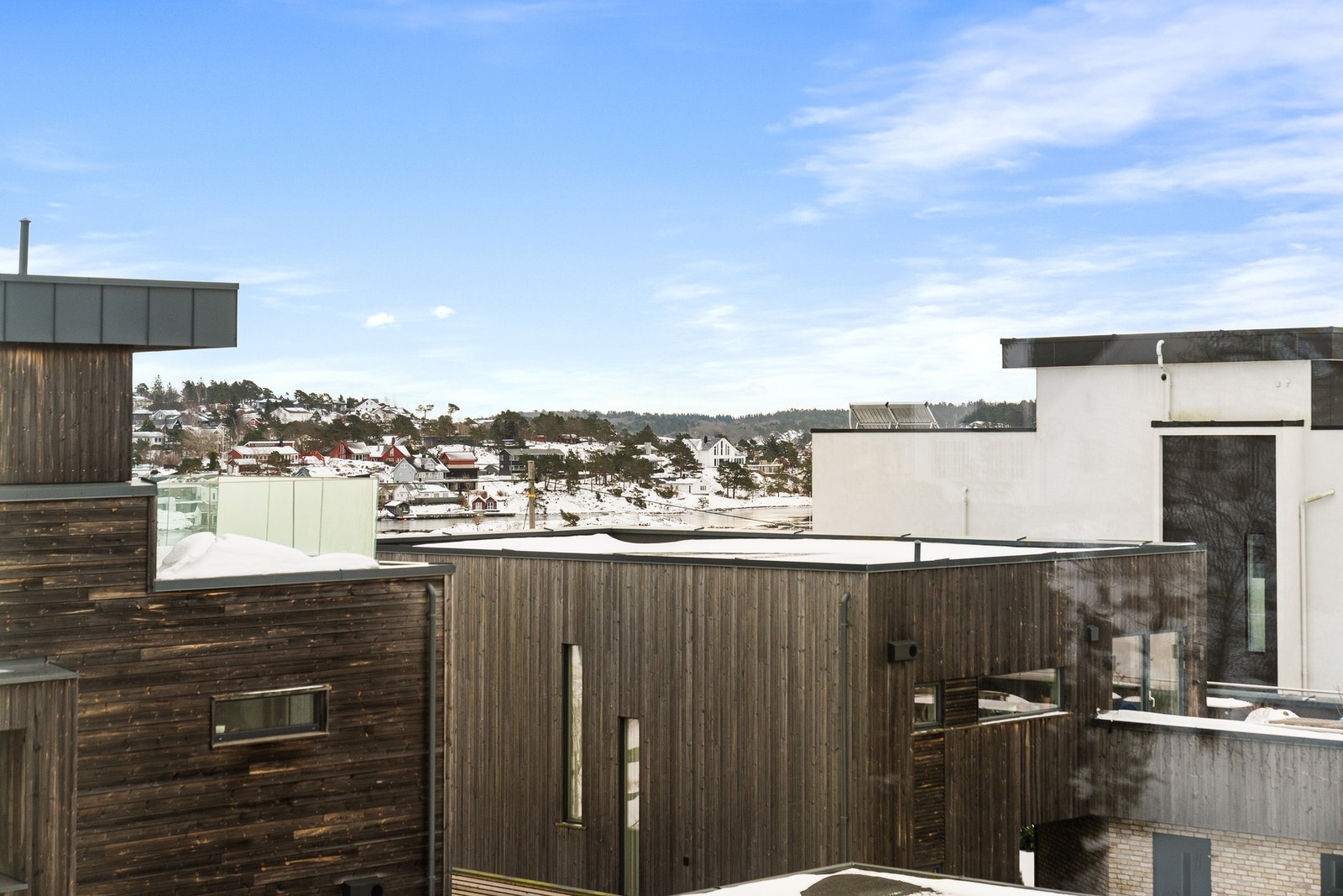 - Sjøgløtt fra vinduet og terrassen - Galleribilde