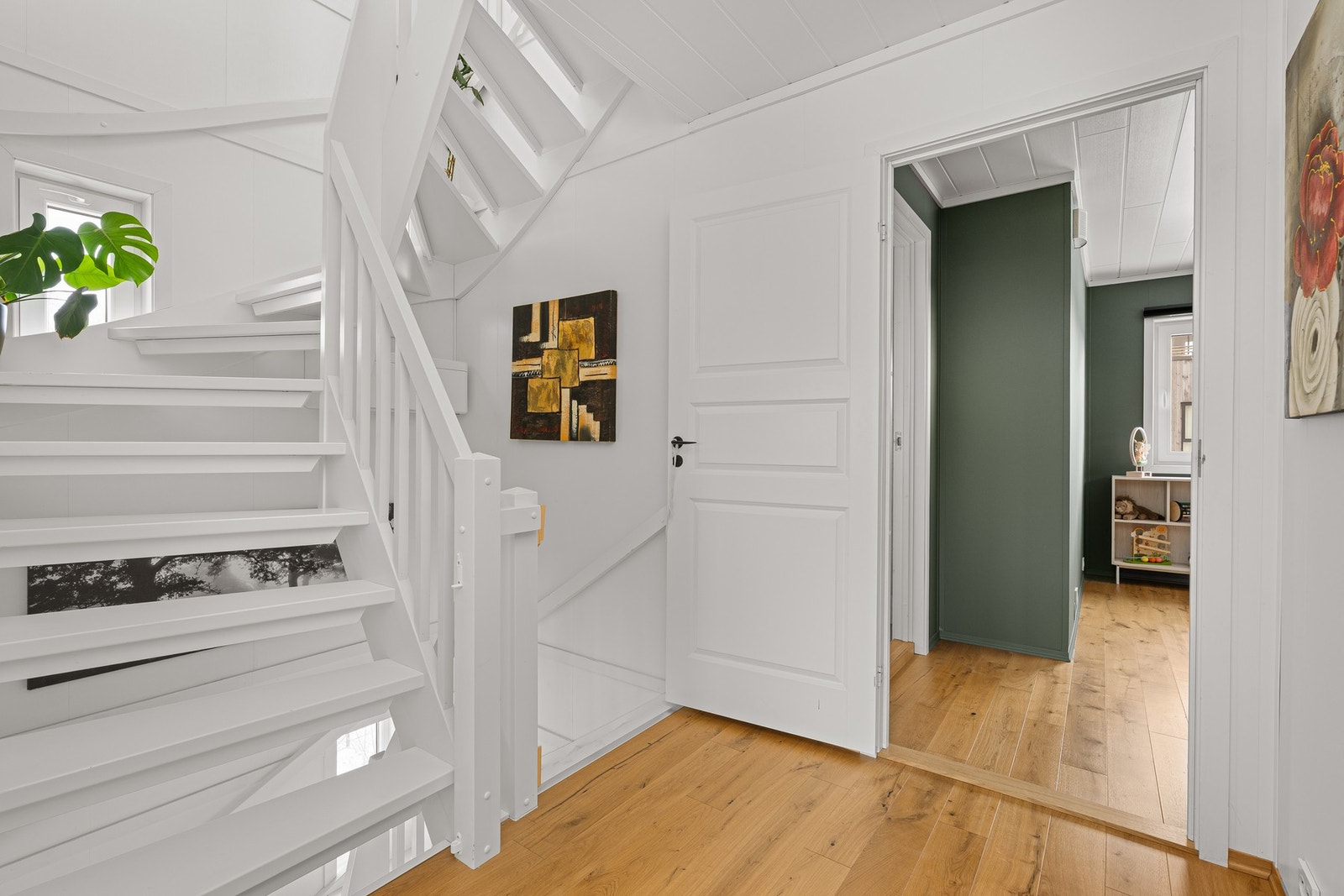 - Boligen strekker seg over tre etasjer med fin planløsning | Opp en etasje finner vi soveromsavdelingen - Galleribilde