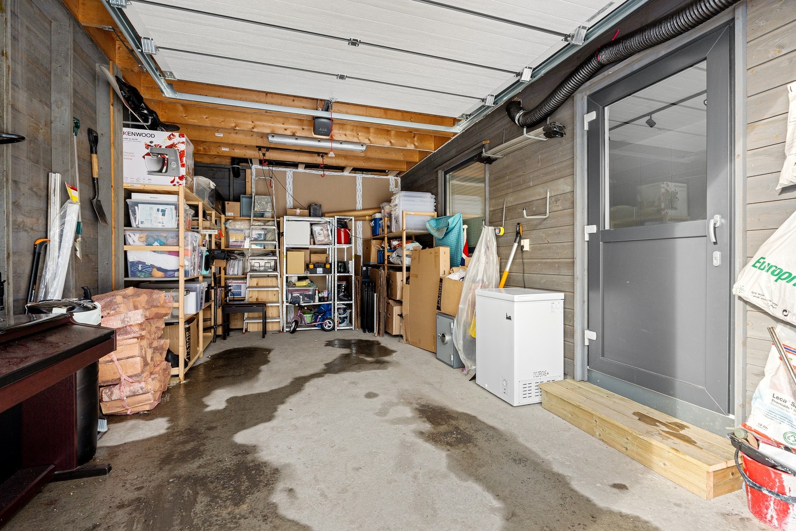 - Integrert garasje i huset | Her kan du parkere bilen og gå tørrskodd inn - genialt! | Det er installert smart garasjeportåpner i 2026 som medfølger - Galleribilde