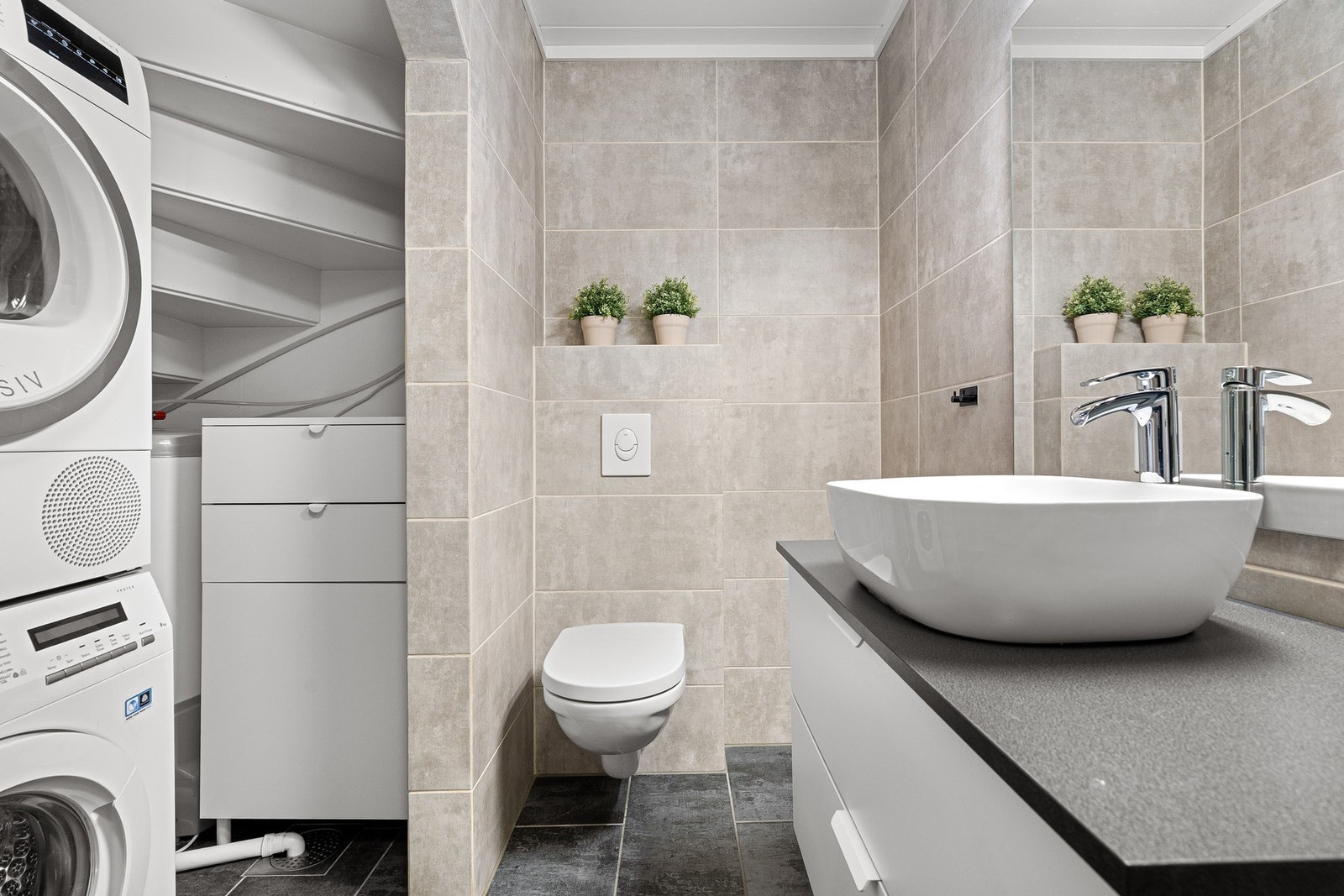 - Kombinert bad/vaskerom med opplegg for vaskemaskin og tørketrommel - Galleribilde