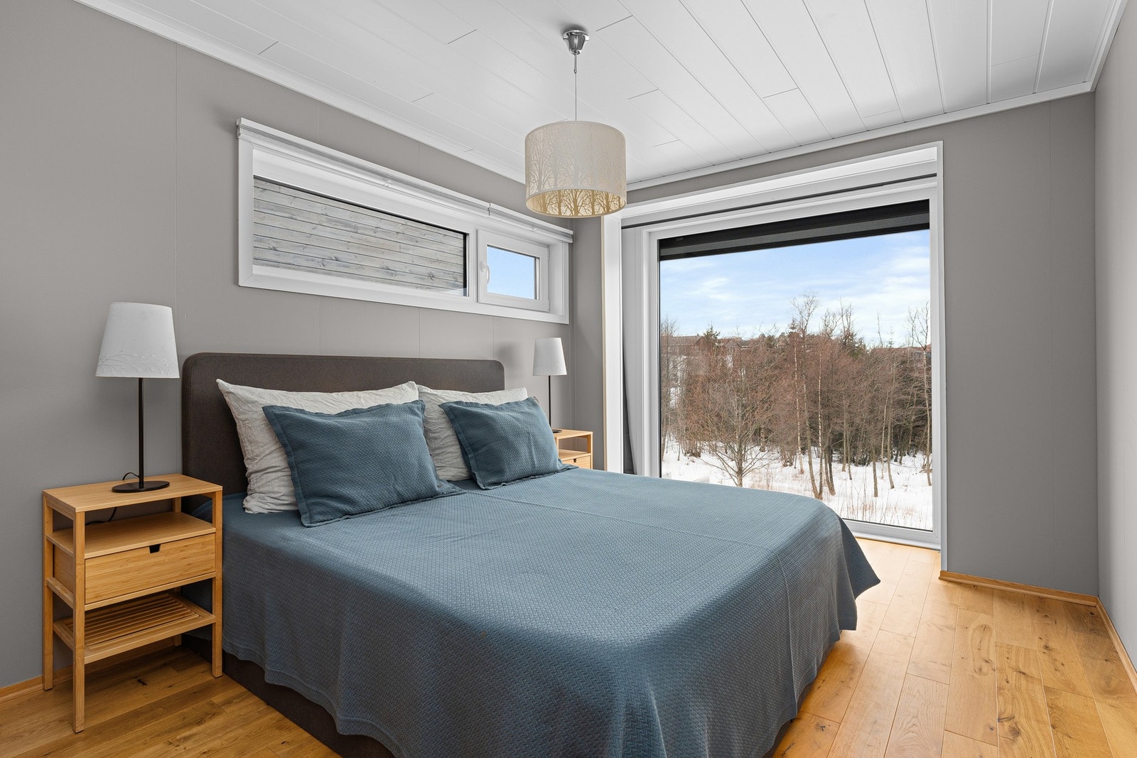 - Vi finner i denne etasjen 3 gode soverom | Hovedsoverommet er romslig med god plass til garderobeskap | Her er det også installert zip screens - Galleribilde