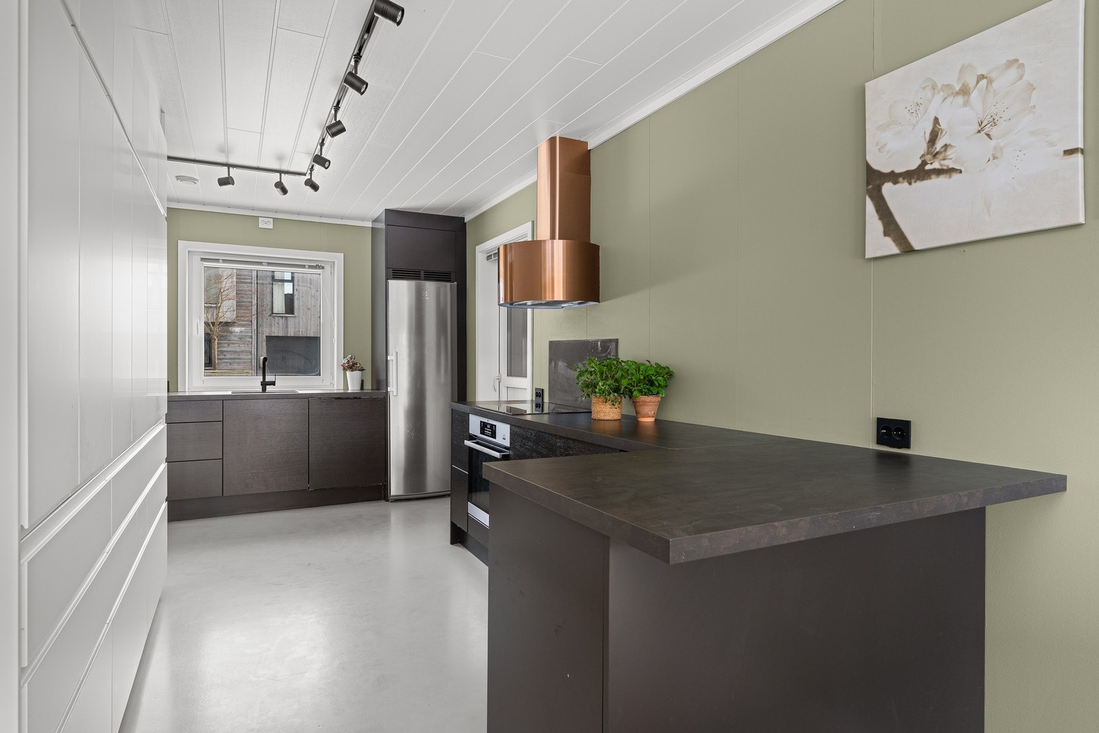 - Kjøkkenøy som en del av kjøkkenet | Her kan det være en fin 'lekse-plass' om man har barn i hus eller bare en sosial plass med familie/venner på besøk - Galleribilde