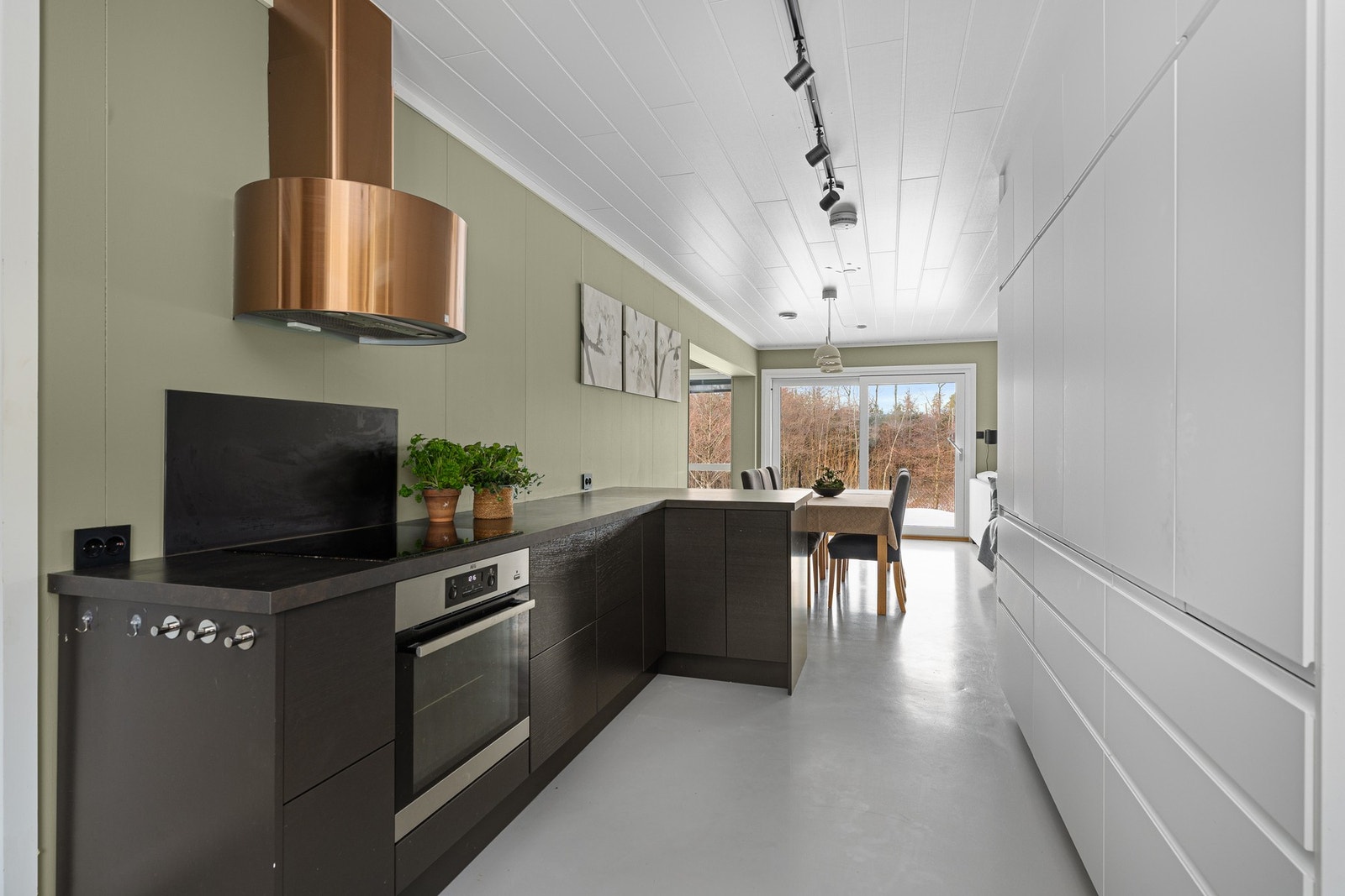 - Innholdsrikt kjøkken på begge sider med gode lagringsmuligheter - Galleribilde