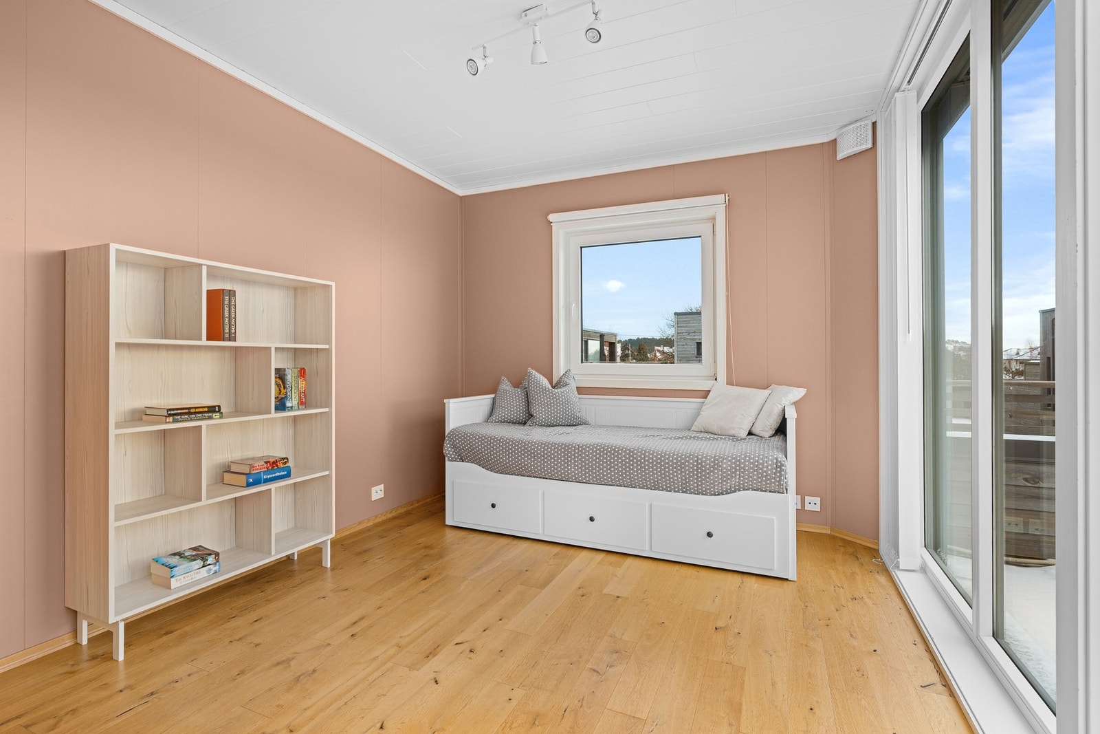 - Dette rommet kan både brukes til TV-stue og ekstra gjesterom ved behov | Her også store vindusflater med utgang til terrasse | Det er installert zip screens i 2025 - Galleribilde