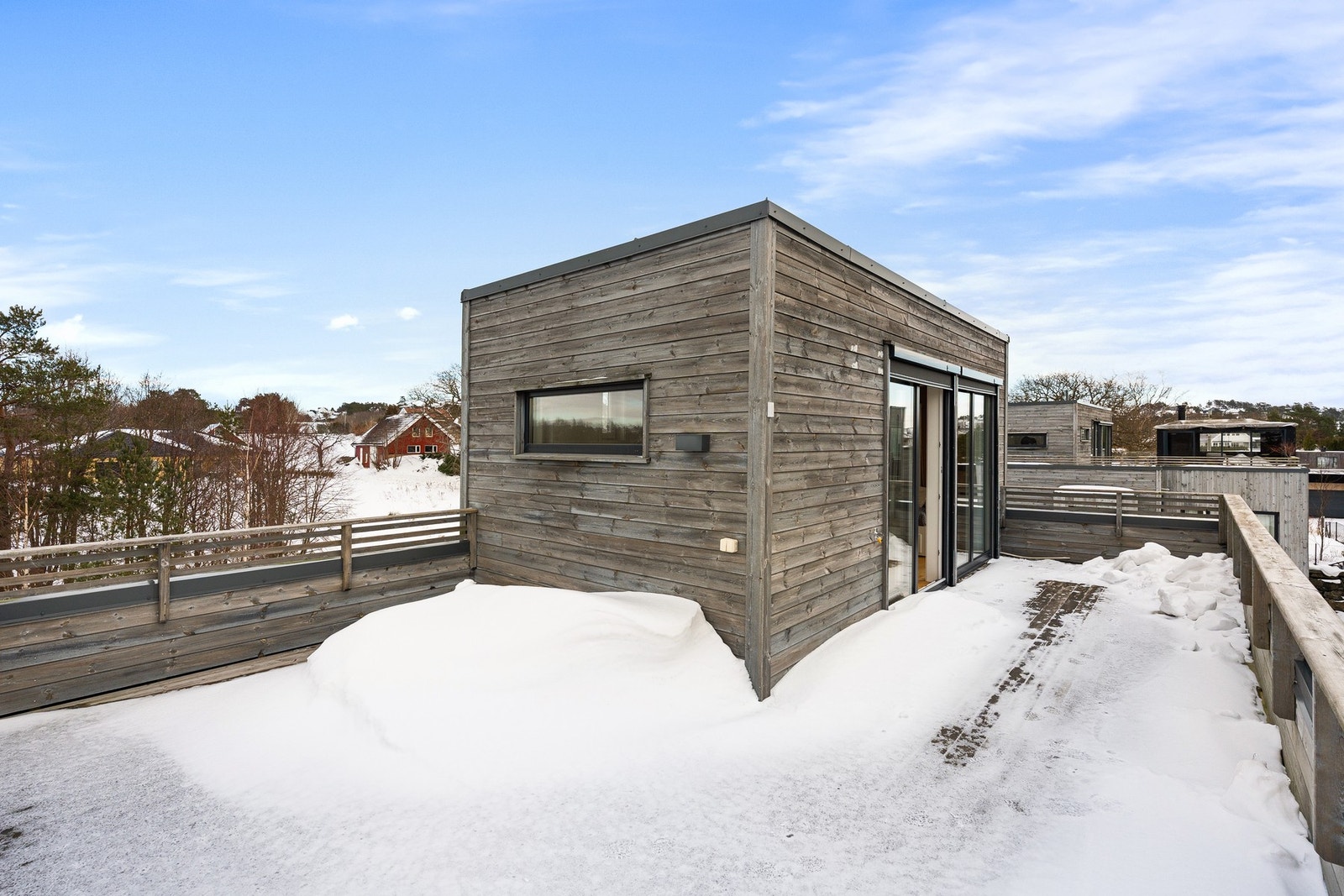 - Det er god plass til utemøbler og det man skulle ha behov for | Utebelysning og strømuttak - Galleribilde