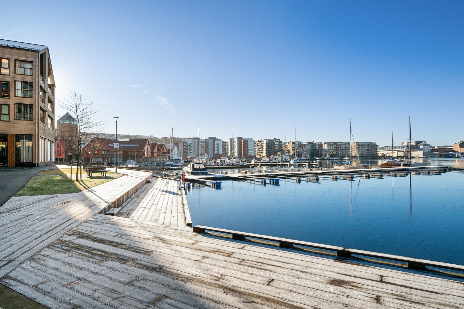 Sameiet har attraktive fellesområder med grønne plener, brygge og sjønære kvaliteter som gir en ekstra dimensjon til hverdagen Galleribilde