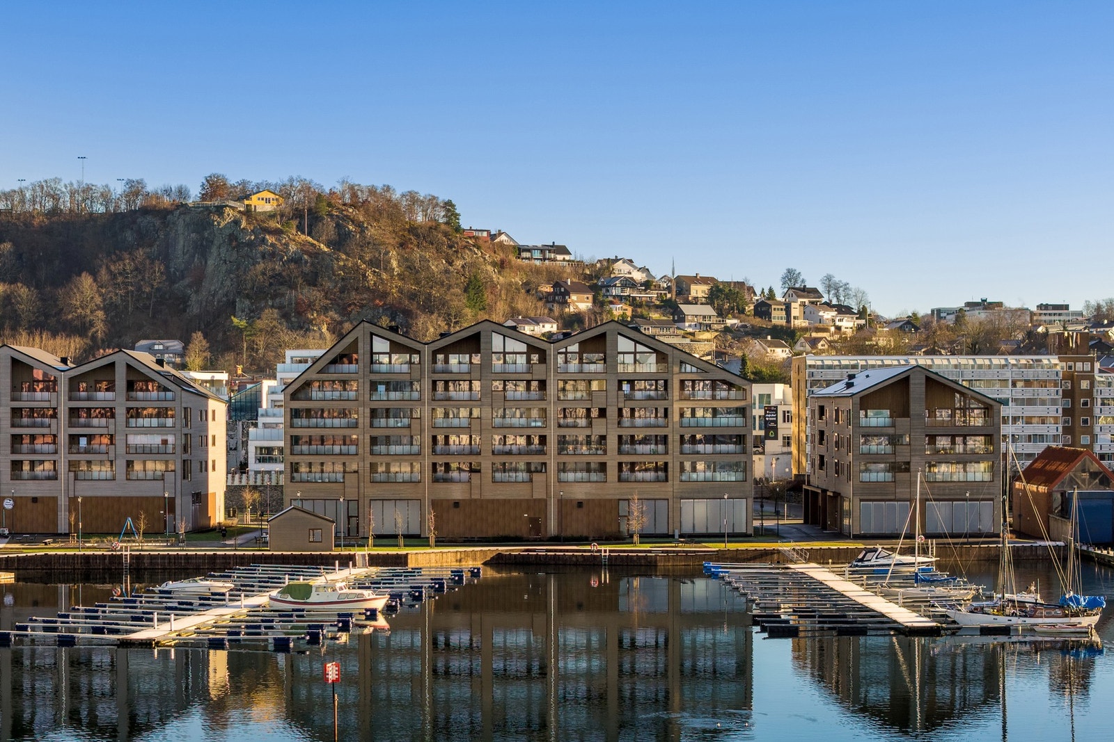 Rovik Brygge har en nydelig beliggenhet med kveldssol og fjordutsikt Galleribilde