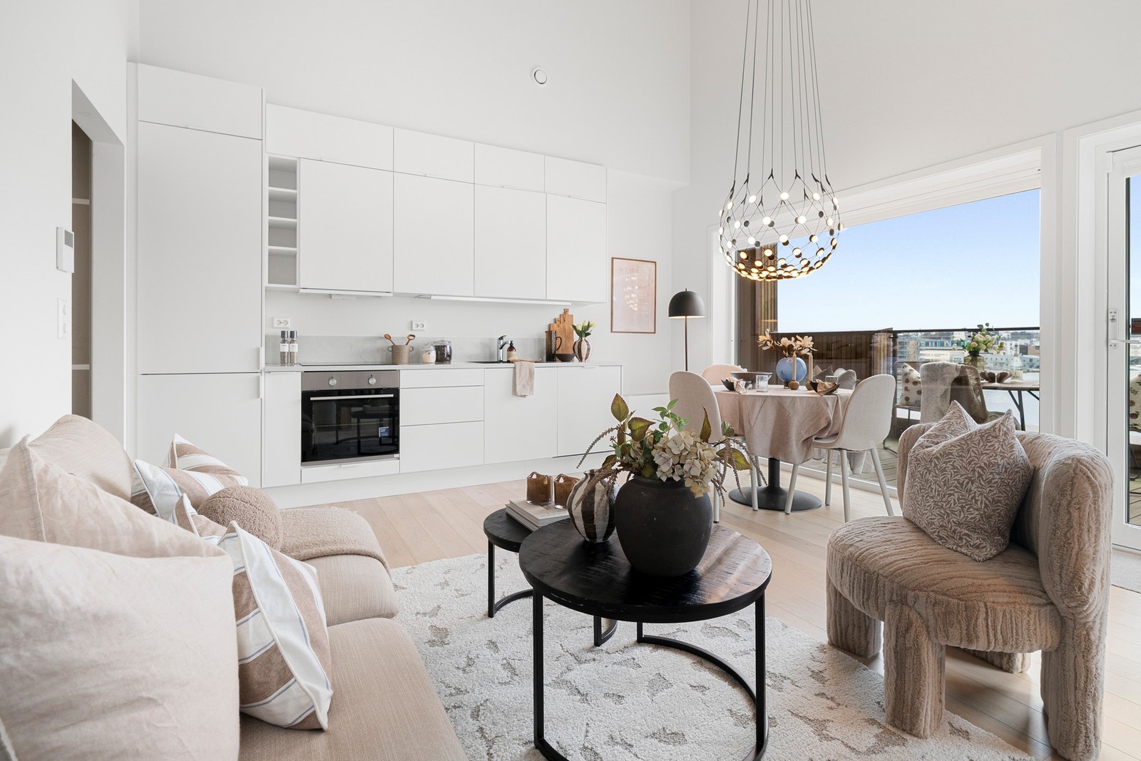 Fra stuen er er det utgang til en solrik balkong på ca. 14 kvm Galleribilde