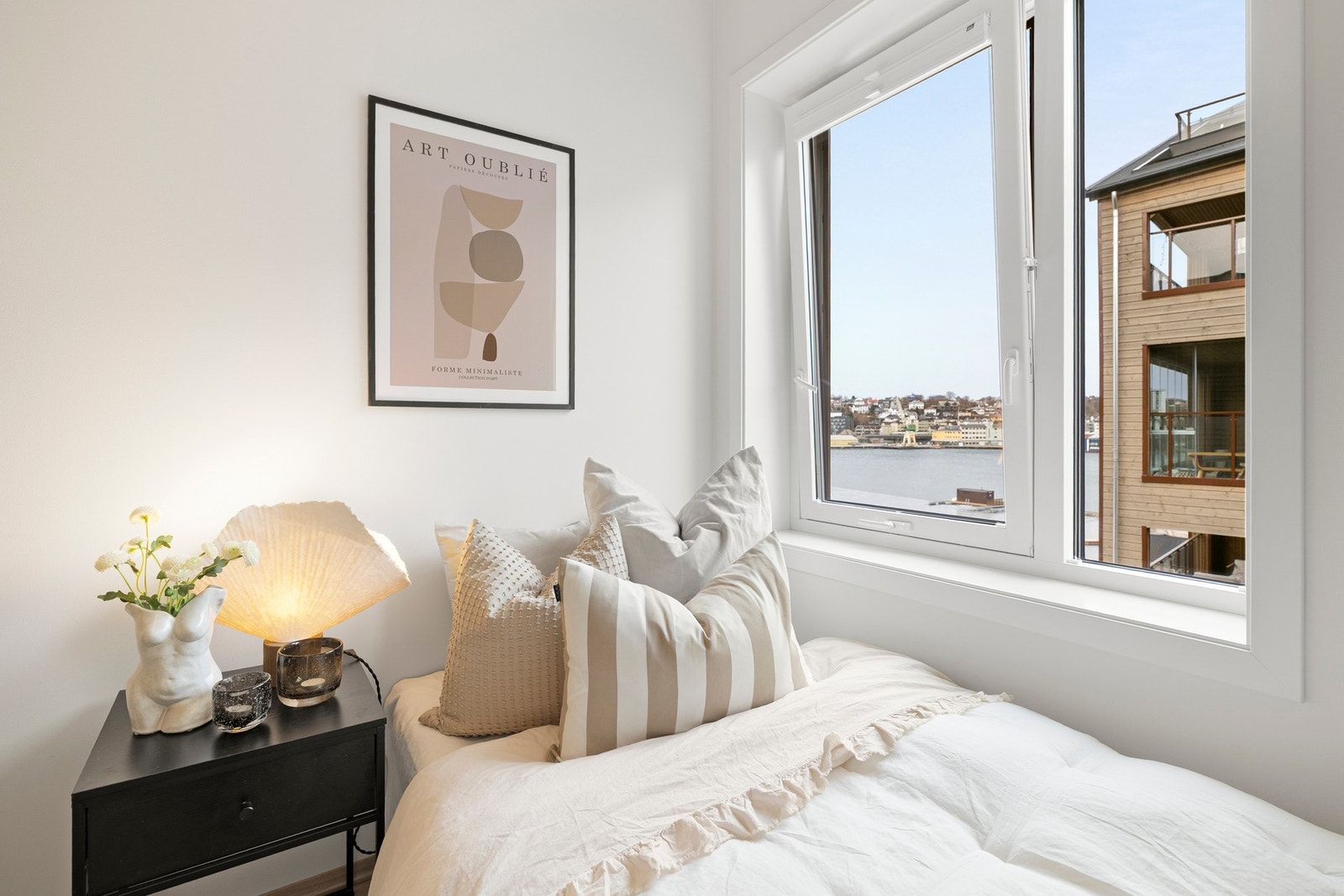 Det andre soverommet ligger ved gangen og passer fint som barnerom, gjesterom eller hjemmekontor Galleribilde