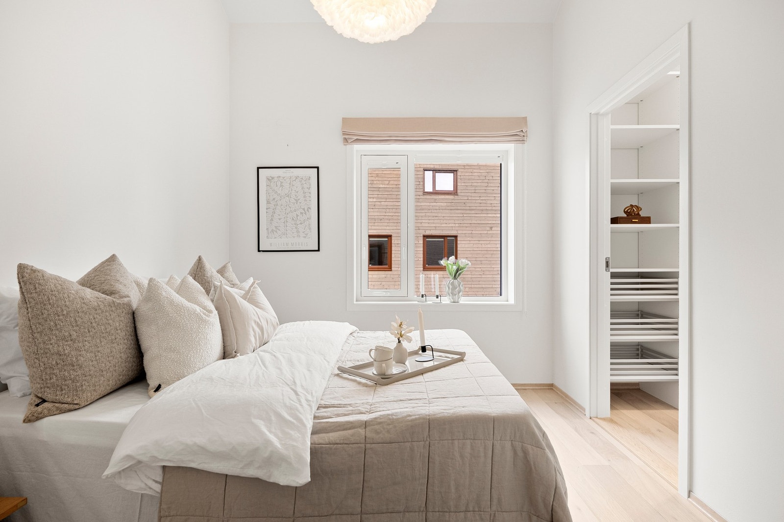 Hovedsoverommet ligger skjermet til ved entréen og har tilhørende walk-in-closet med gode garderobeløsninger fra Sigdal Galleribilde