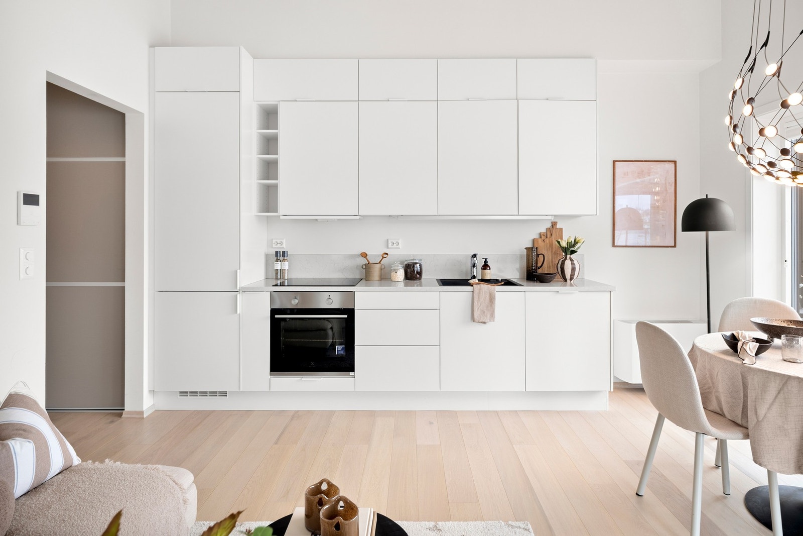 Kjøkkenet er stilrent og oppgradert med god skap- og benkeplass Galleribilde