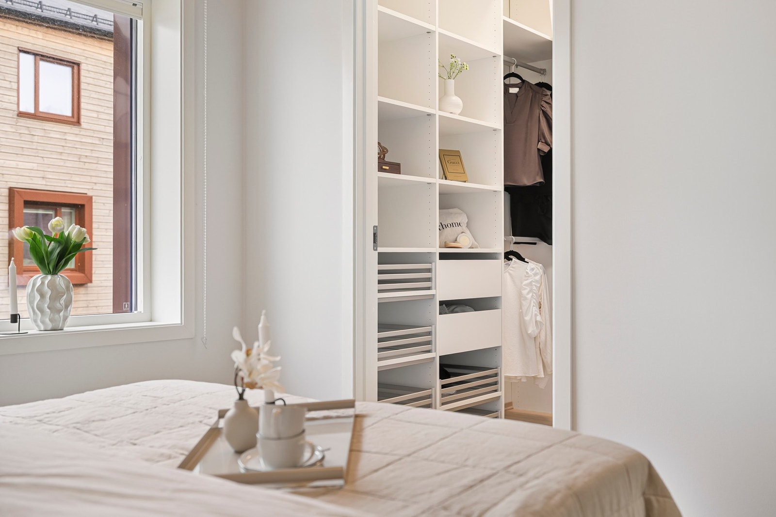 Hovedsoverommet ligger skjermet til ved entréen og har tilhørende walk-in-closet med gode garderobeløsninger fra Sigdal Galleribilde