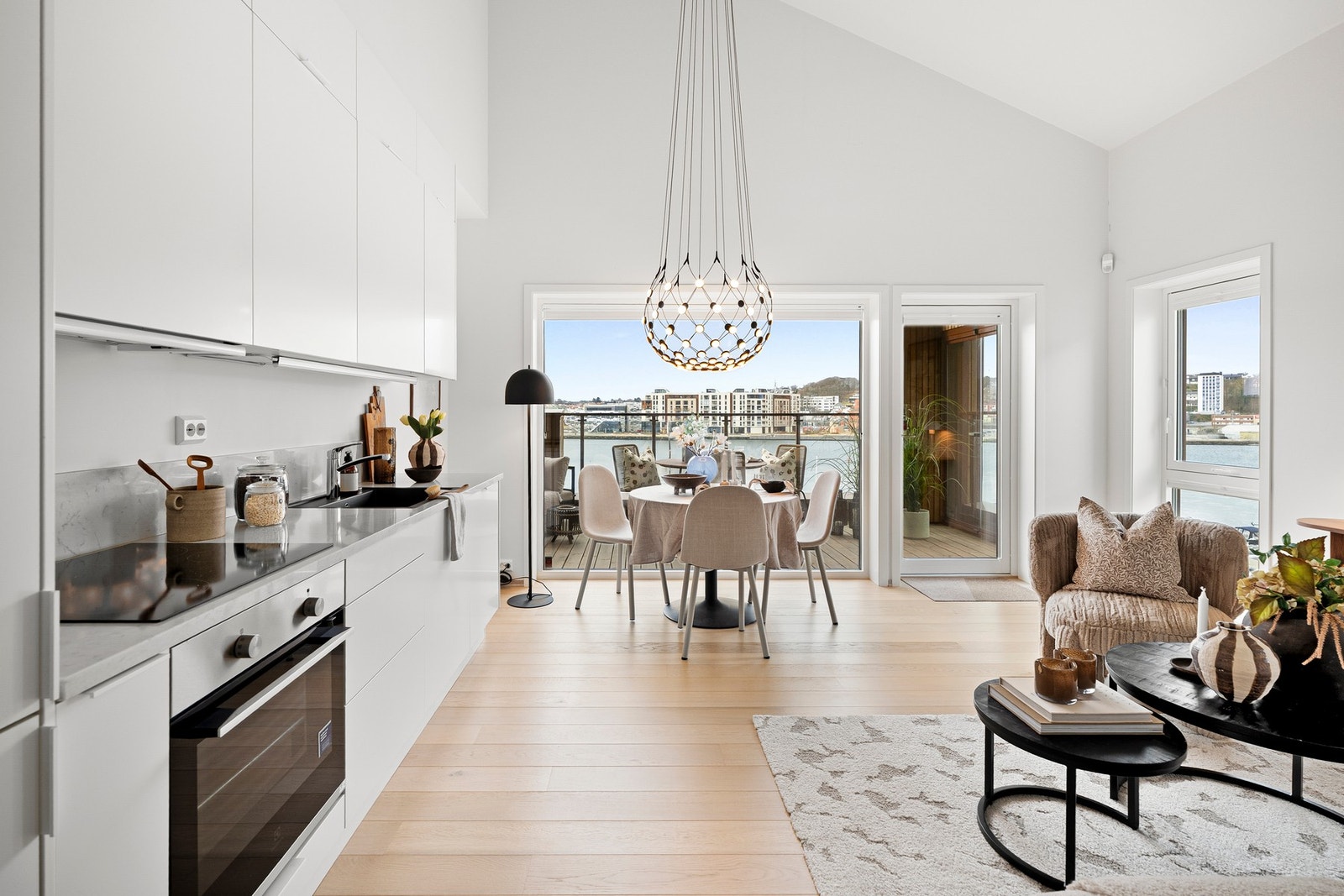 Luftig stue/og kjøkken med ekstra takhøyde Galleribilde