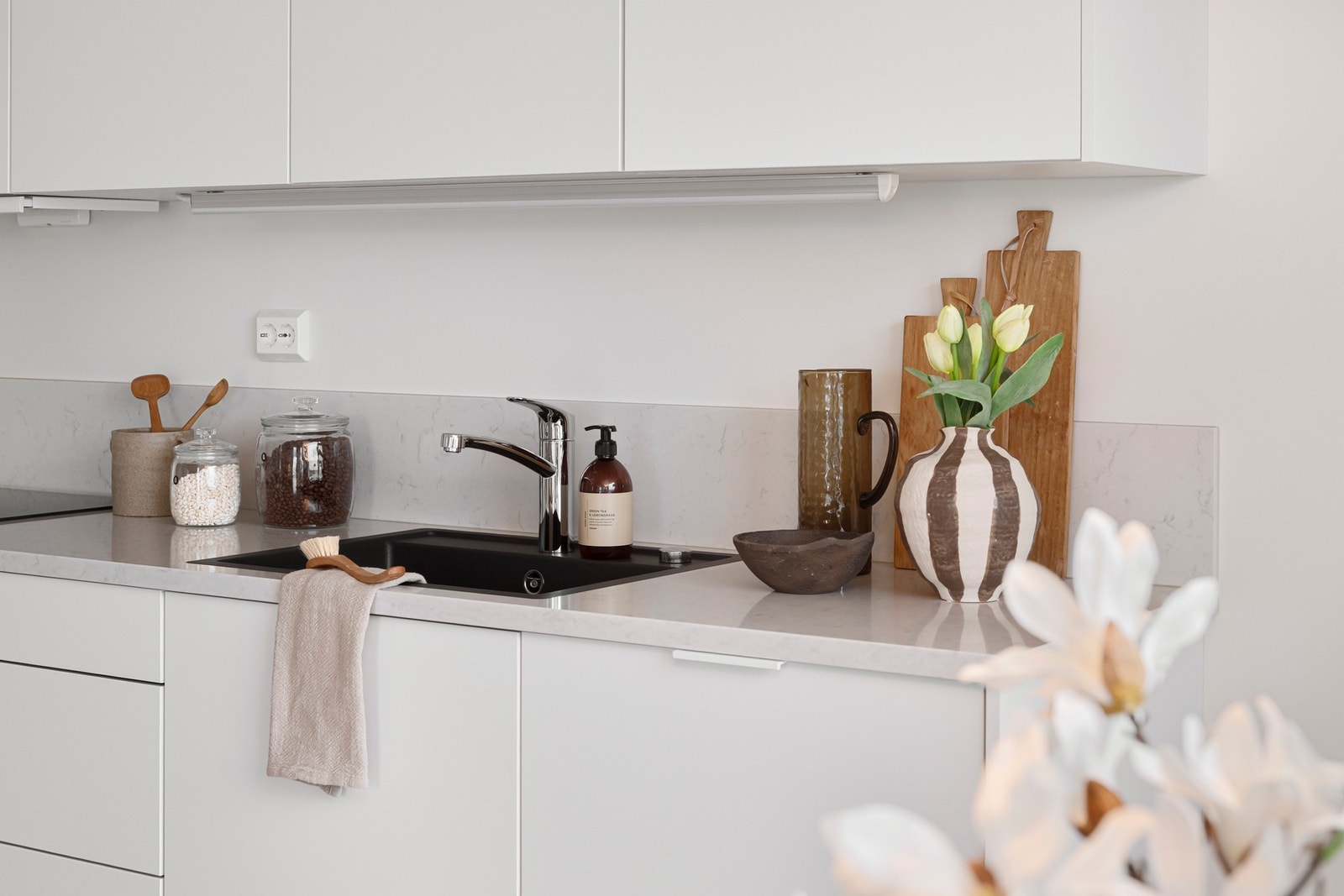 Innredningen fra Sigdal har glatte, hvite fronter og høyskap som gir rikelig med oppbevaring Galleribilde