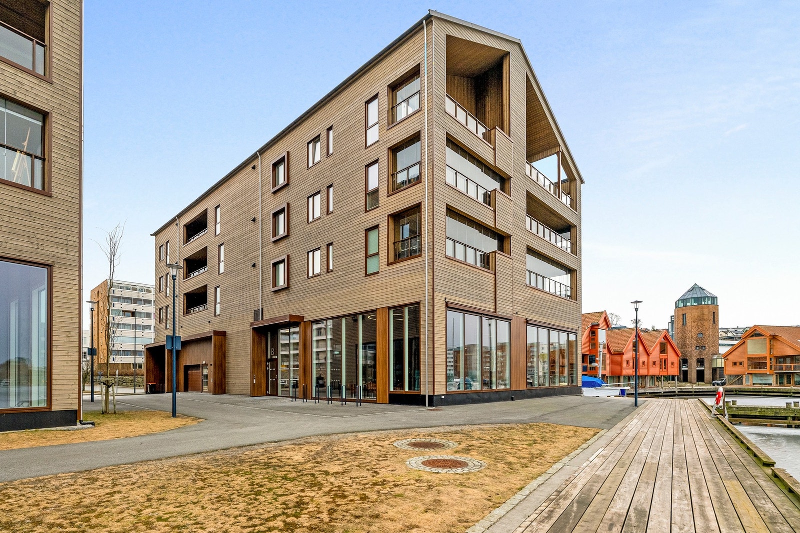 Sameiet har attraktive fellesområder med grønne plener, brygge og sjønære kvaliteter som gir en ekstra dimensjon til hverdagen Galleribilde