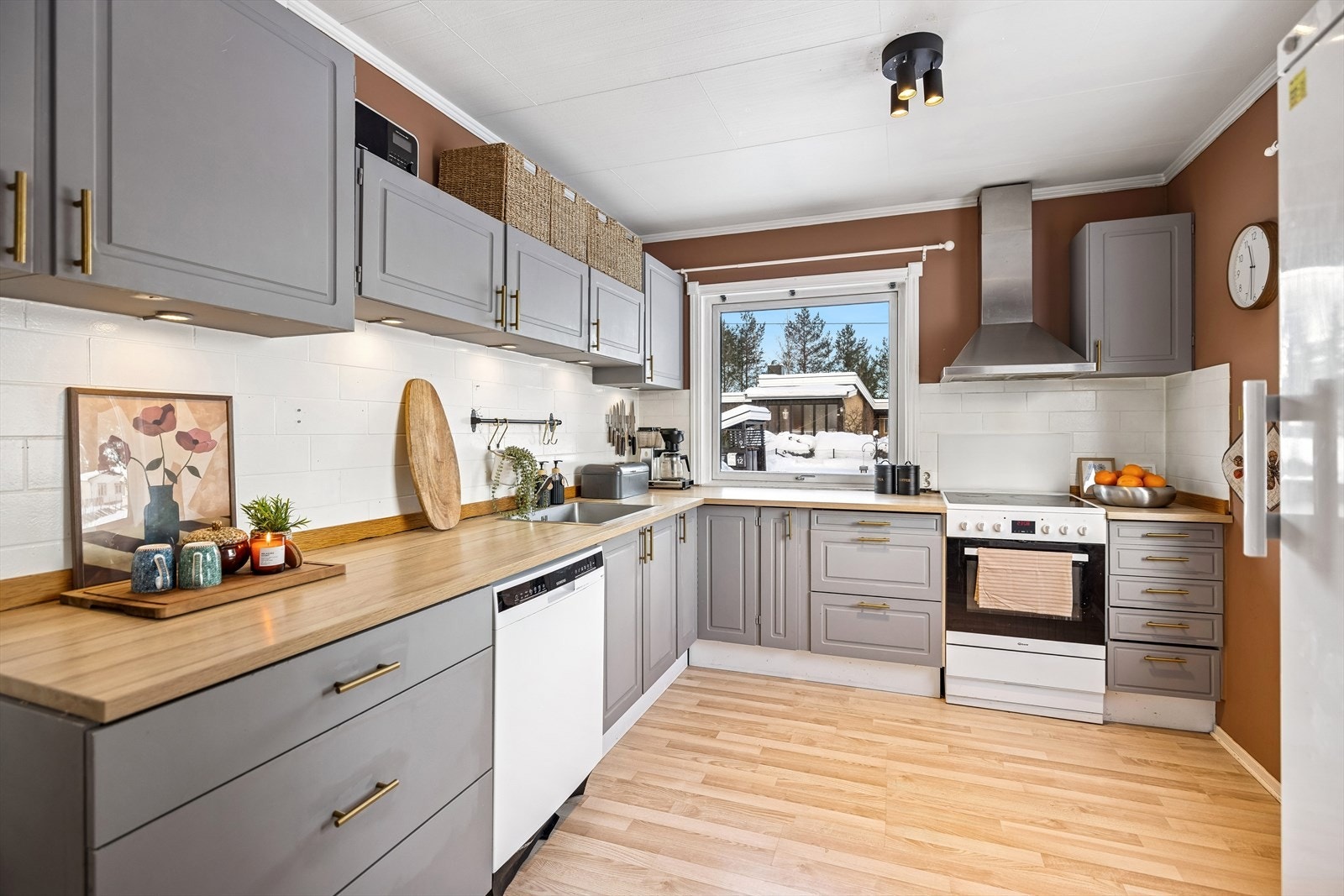 Kjøkken med praktisk arbeidsflyt og rikelig skapplass. Galleribilde