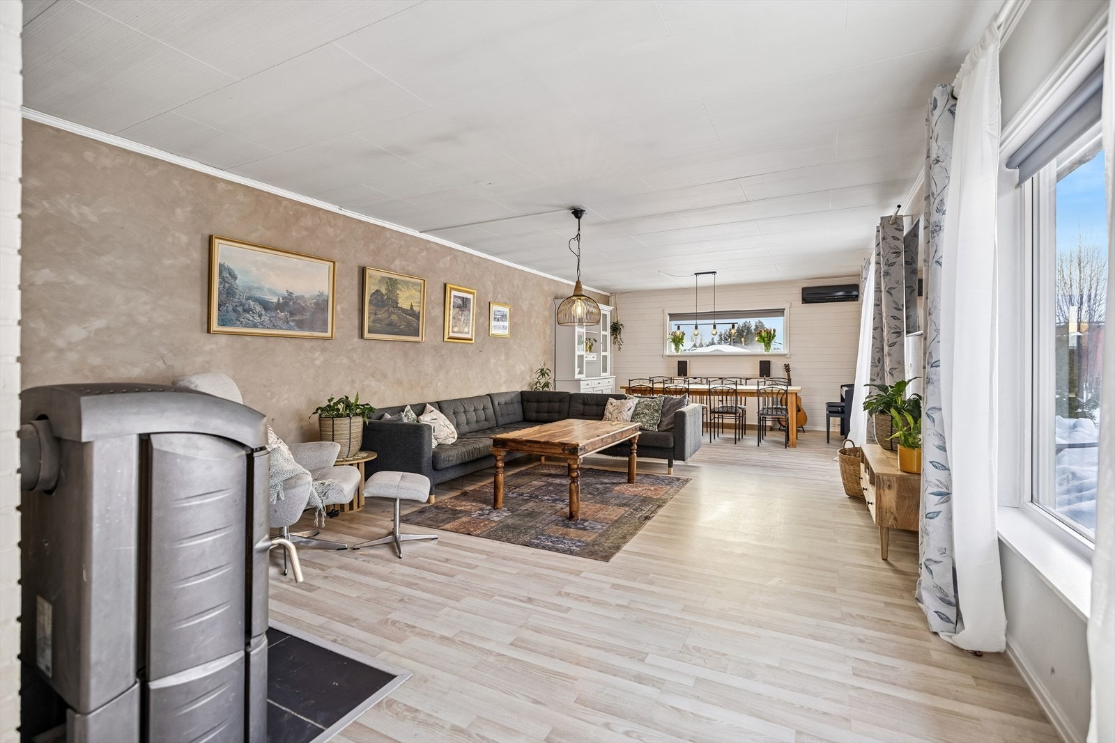 Lun sofakrok med vedovn som skaper hyggelig stemning. Galleribilde