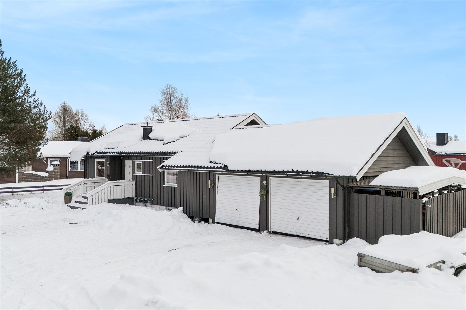 Enebolig med inntilbygget dobbelgarasje og gode parkeringsforhold. Galleribilde