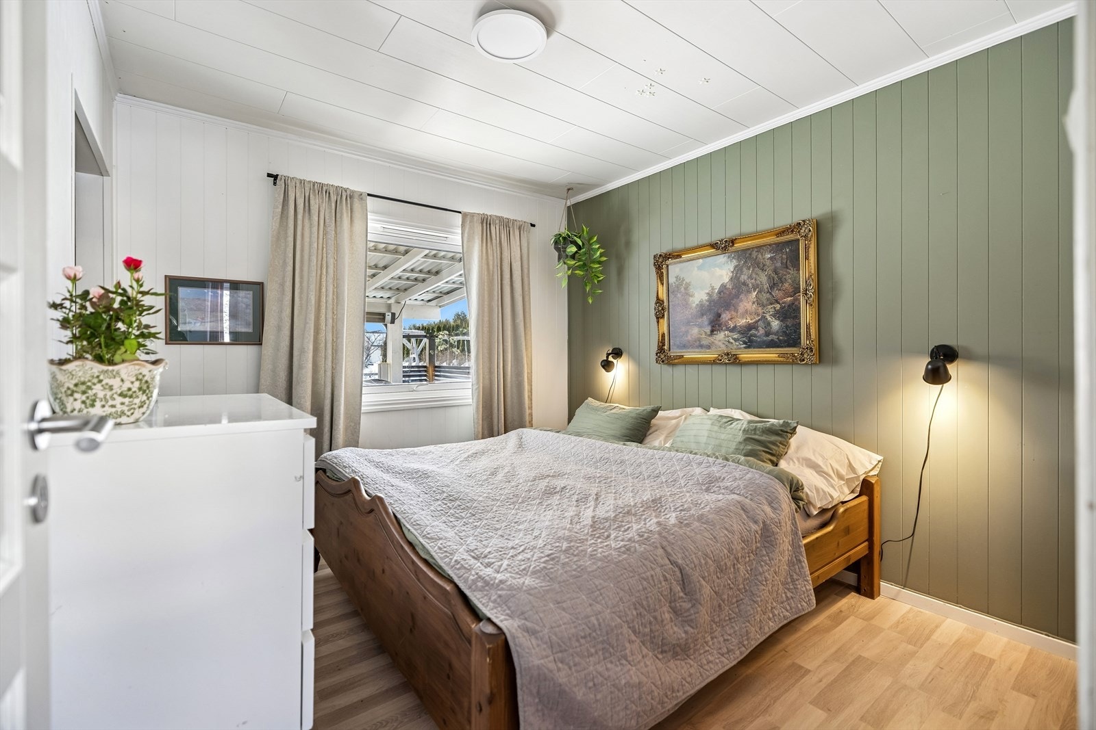 Soverom med behagelig fargevalg, godt lysinnslipp og plass til seng og garderobeløsning. Galleribilde