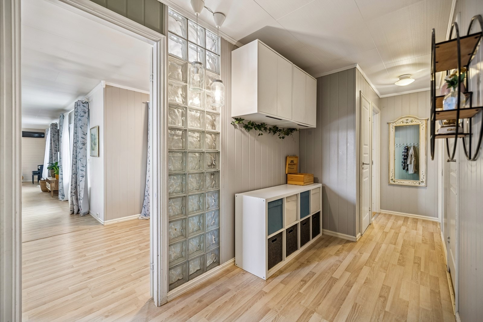 Gang med god intern forbindelse mellom rommene. Galleribilde