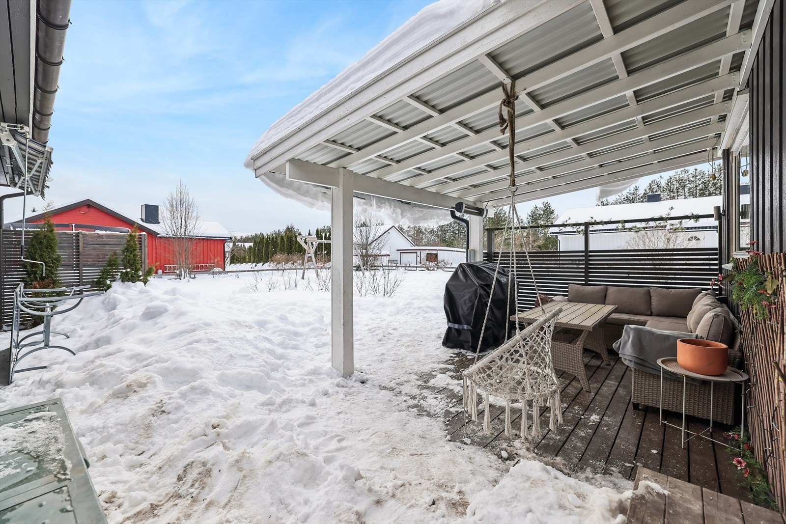 Stor og delvis overbygget terrasse - usjenert og solrik. Galleribilde