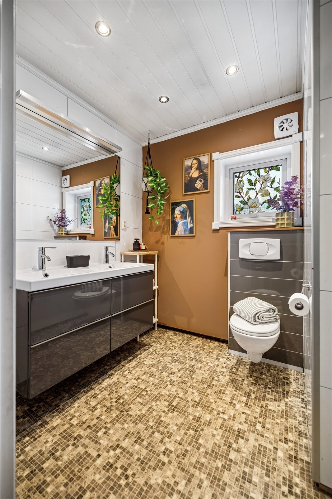 Moderne bad med heldekkende servant og vegghengt wc. Galleribilde