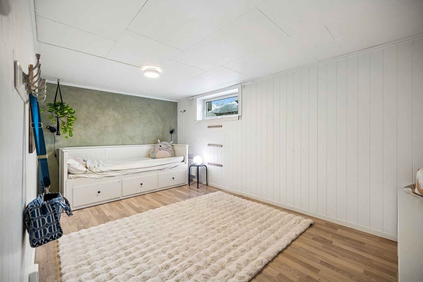 Lyst og romslig rom med fleksible møbleringsmuligheter. Galleribilde