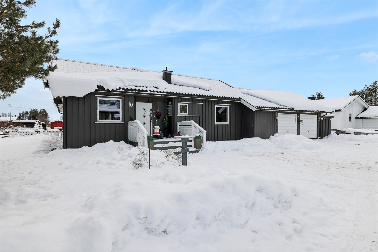 Frontfasade med overbygget inngangsparti. Galleribilde